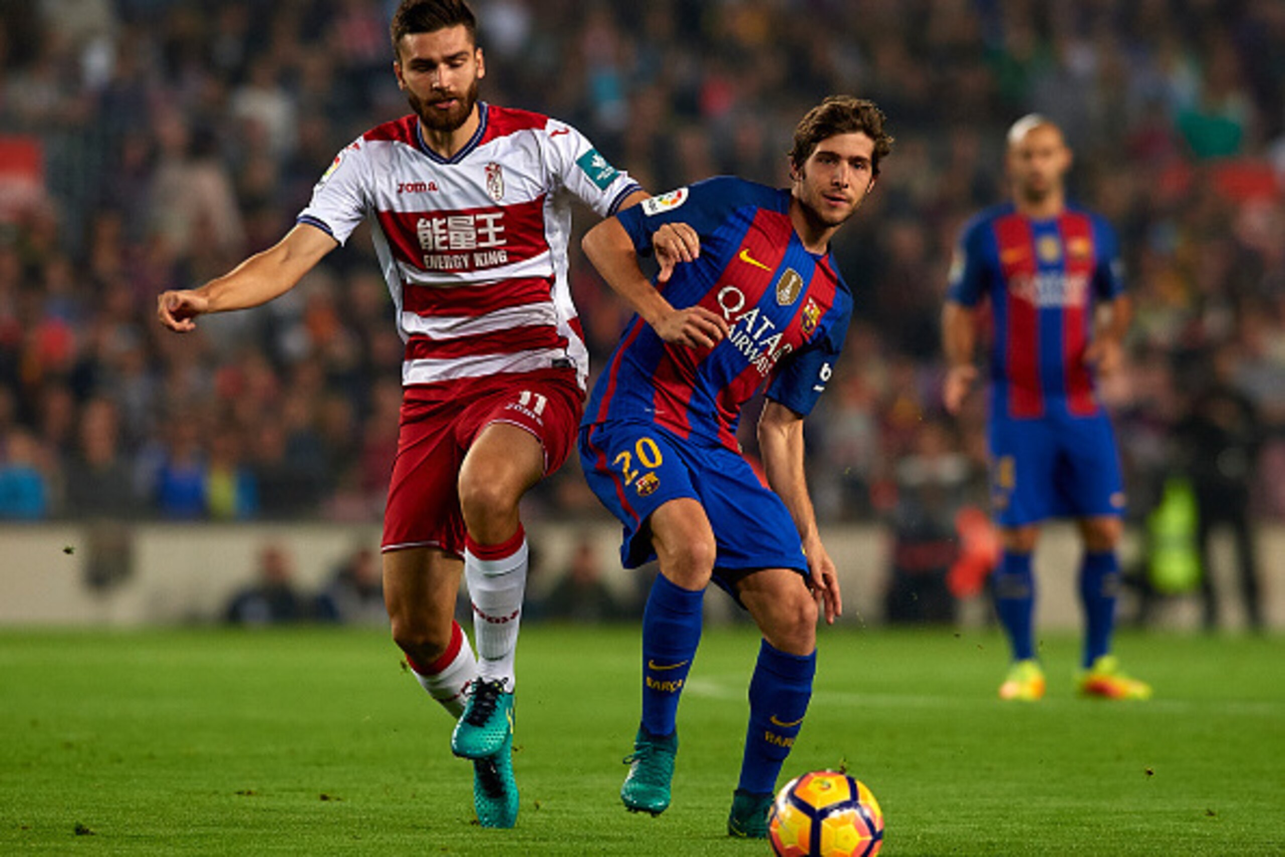 BARCELONA, SPAIN - OCTOBER 29:  Sergi Roberto (R) of FC Barcelona competes for the ball with Jon Toral of Granada during the La Liga match between FC Barcelona and Granada at Camp Nou stadium on October 29, 2016 in Barcelona, Spain.  (Photo by Manuel Quei