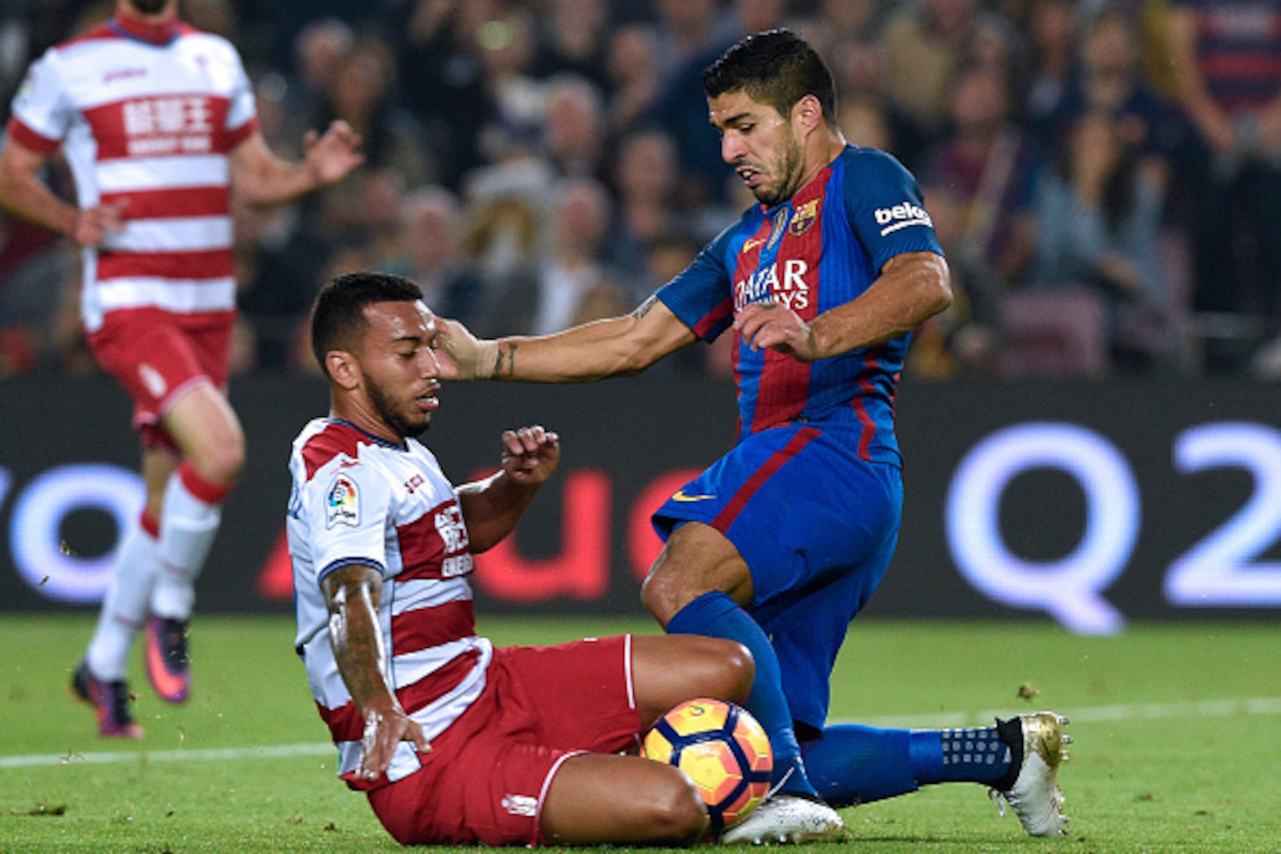 Barcelona's Uruguayan forward Luis Suarez (R) vies with Granada's Portuguese midfielder Ruben Vezo during the Spanish league football match between FC Barcelona and Granada FC at the Camp Nou stadium in Barcelona on October 29, 2016. / AFP / LLUIS GENE   