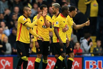 WATFORD, ENGLAND - OCTOBER 29: Roberto Pereyra of Watford (L) celebrates his sides first goal with his Watford team mates during the Premier League match between Watford and Hull City at Vicarage Road on October 29, 2016 in Watford, England.  (Photo by St