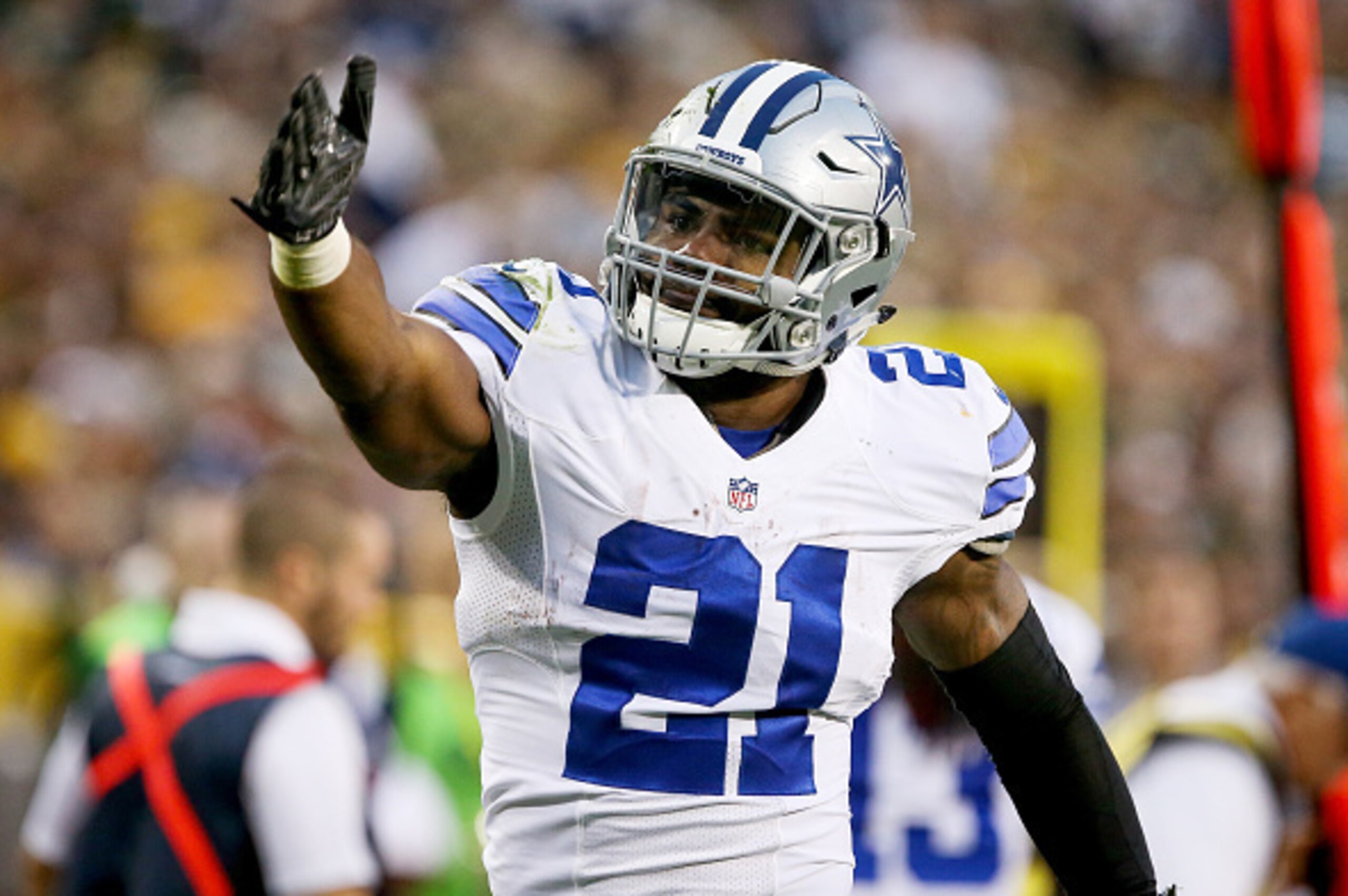 GREEN BAY, WI - OCTOBER 16: Ezekiel Elliott #21 of the Dallas Cowboys celebrates in the fourth quarter against the Green Bay Packers at Lambeau Field on October 16, 2016 in Green Bay, Wisconsin. (Photo by Dylan Buell/Getty Images)