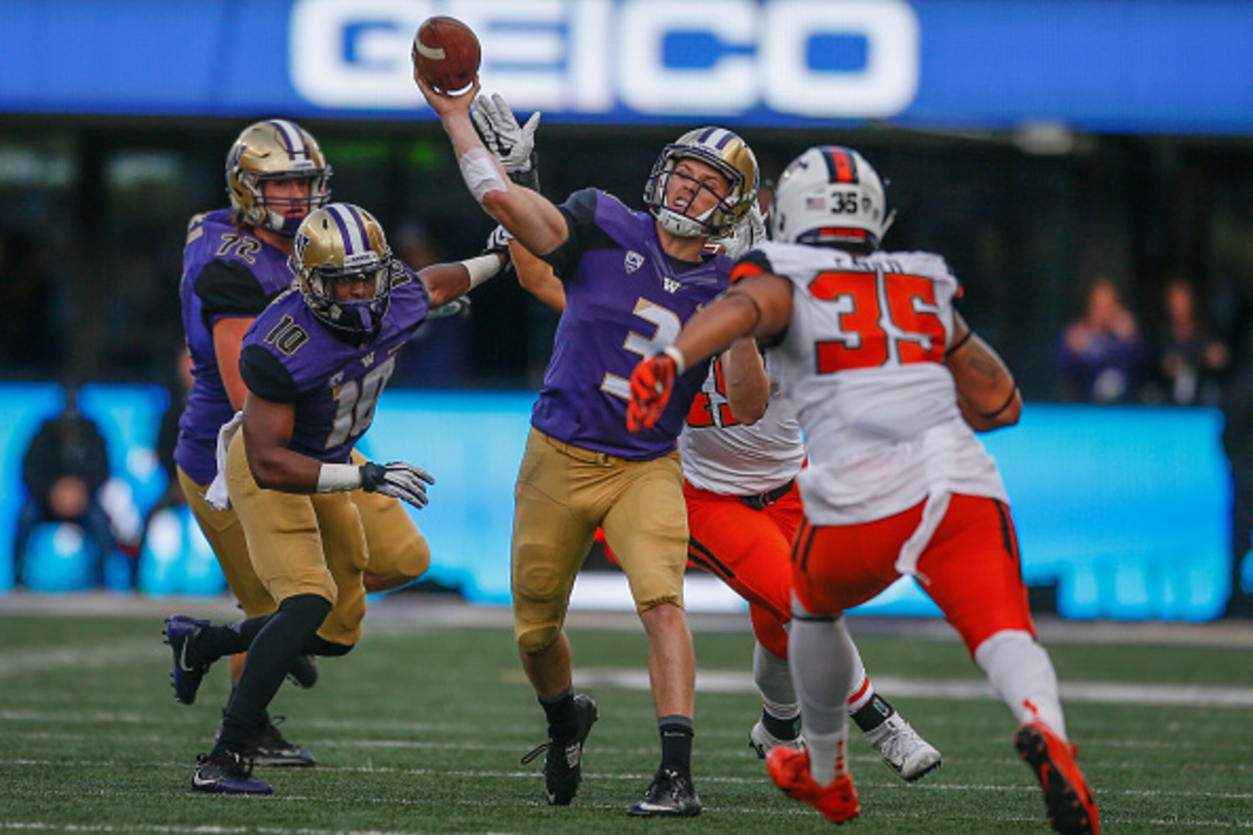 SEATTLE, WA - OCTOBER 22:  Quarterback Jake Browning #3 of the Washington Huskies passes against linebacker Caleb Saulo #35 of the Oregon State Beavers on October 22, 2016 at Husky Stadium in Seattle, Washington.  (Photo by Otto Greule Jr/Getty Images)