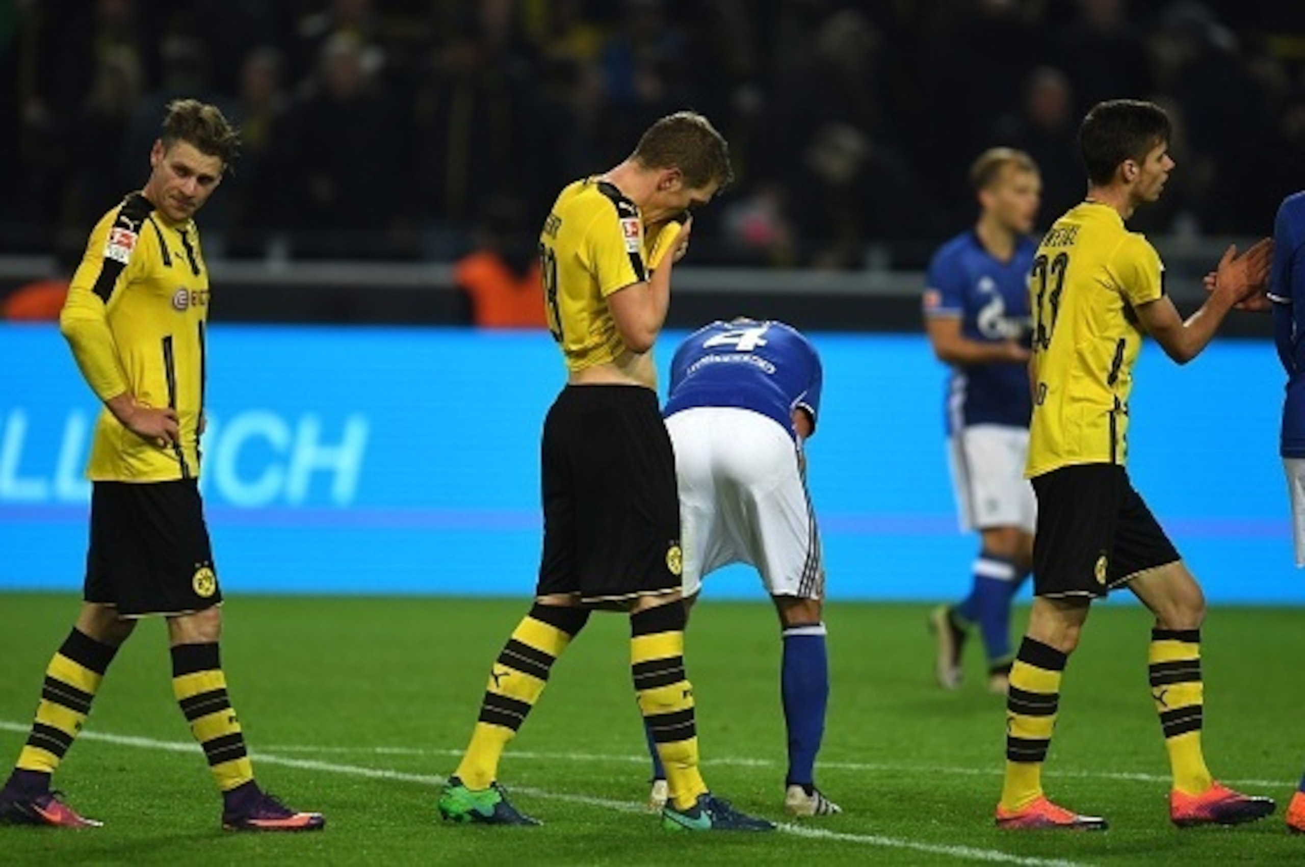 Dortmund´s players react after the German first division Bundesliga football match between Borussia Dortmund and FC Schalke 04 in Dortmund on October 29, 2016. / AFP / PATRIK STOLLARZ / RESTRICTIONS: DURING MATCH TIME: DFL RULES TO LIMIT THE ONLINE USAGE 