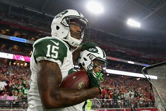 GLENDALE, AZ - OCTOBER 17:  Wide receiver Brandon Marshall #15 of the New York Jets reacts after a reception against the Arizona Cardinals during the NFL game at the University of Phoenix Stadium on October 17, 2016 in Glendale, Arizona.  (Photo by Christ