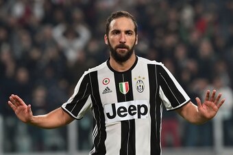 Juventus' forward from Argentina Gonzalo Higuain celebrates after scoring a goal during the Italian Serie A football match Juventus vs Napoli at Juventus Stadium in Turin on October 29,  2016. / AFP / GIUSEPPE CACACE        (Photo credit should read GIUSE