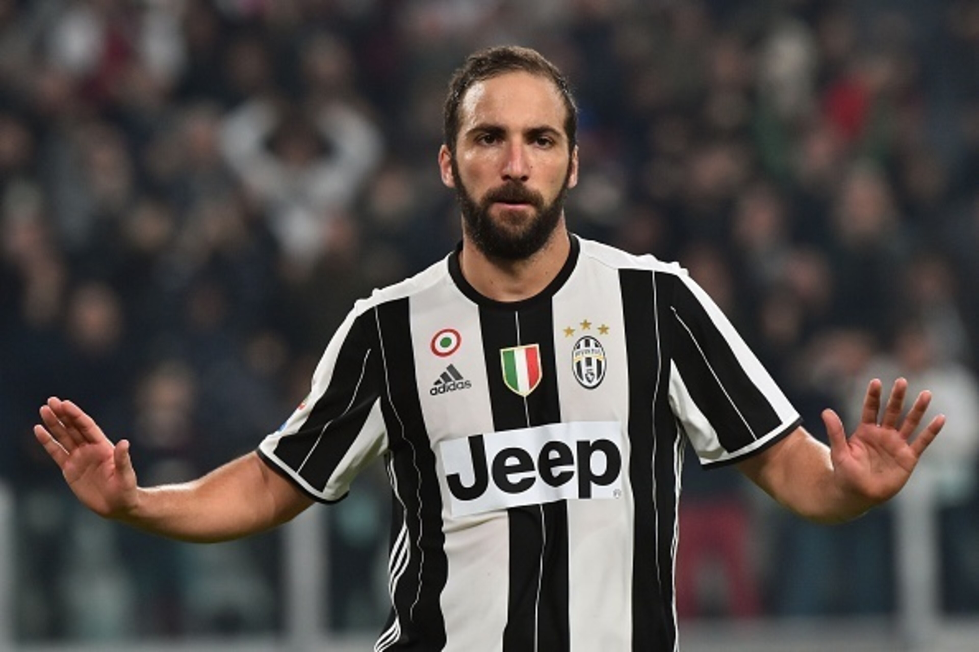 Juventus' forward from Argentina Gonzalo Higuain celebrates after scoring a goal during the Italian Serie A football match Juventus vs Napoli at Juventus Stadium in Turin on October 29,  2016. / AFP / GIUSEPPE CACACE        (Photo credit should read GIUSE