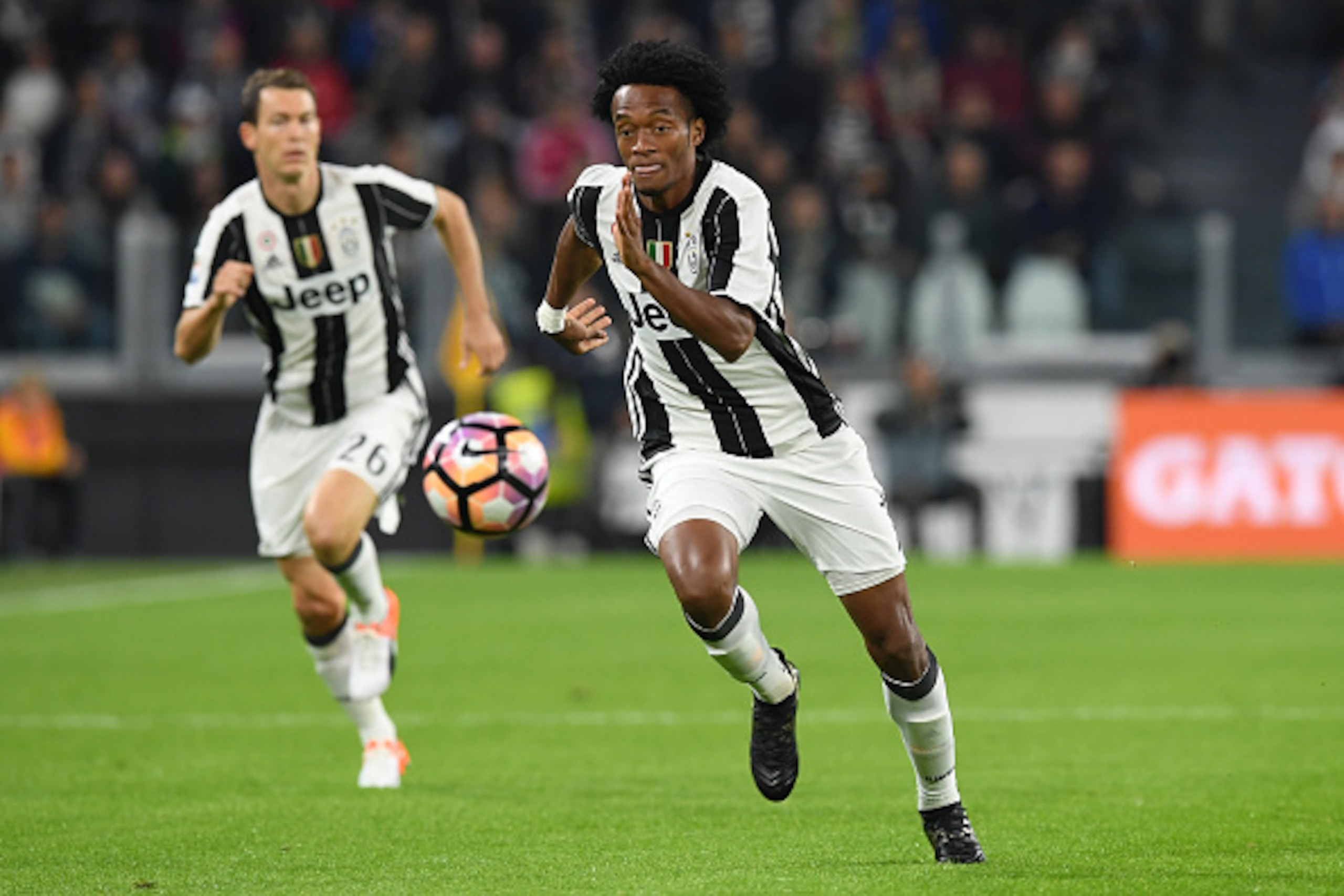 TURIN, ITALY - OCTOBER 15:  Juan Cuadrado of Juventus FC in action during the Serie A match between Juventus FC and Udinese Calcio at Juventus Stadium on October 15, 2016 in Turin, Italy.  (Photo by Valerio Pennicino/Getty Images)