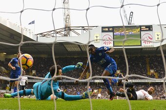 LONDON, ENGLAND - OCTOBER 29: Ahmed Musa of Leicester City (C) scores his sides first goal past Hugo Lloris of Tottenham Hotspur (L) during the Premier League match between Tottenham Hotspur and Leicester City at White Hart Lane on October 29, 2016 in Lon