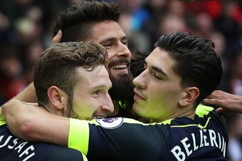SUNDERLAND, ENGLAND - OCTOBER 29:  Olivier Giroud of Arsenalis congratulated on scoring his second goal during the Premier League match between Sunderland and Arsenal at Stadium of Light on October 29, 2016 in Sunderland, England. (Photo by Ian MacNicol/G