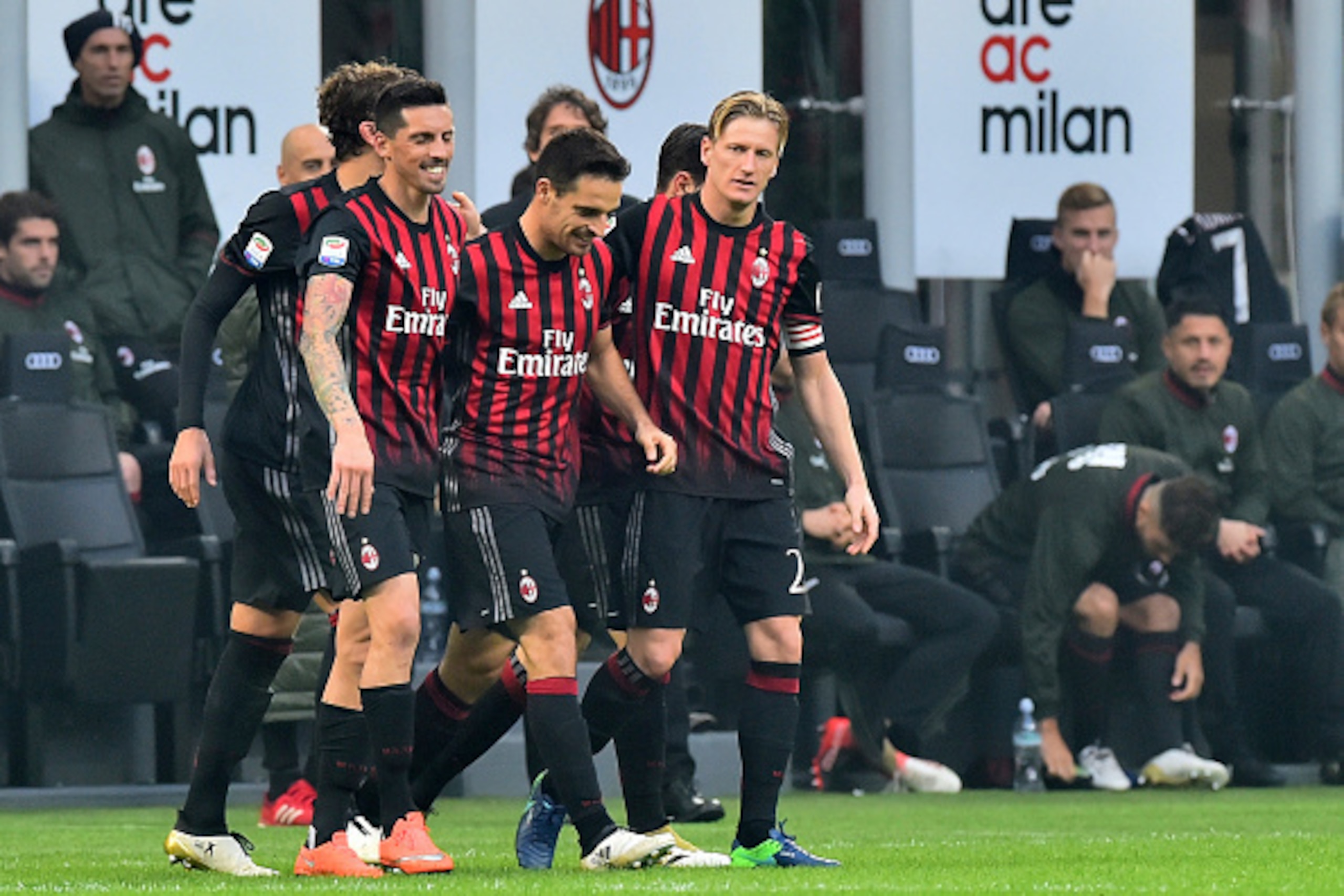 AC Milan's Italian midfielder Giacomo Bonaventura (C) celebrates with teammates after scoring a goal during the Italian Serie A football match between AC Milan and Pescara at the San Siro Stadium in Milan on October 30, 2016. / AFP / GIUSEPPE CACACE      