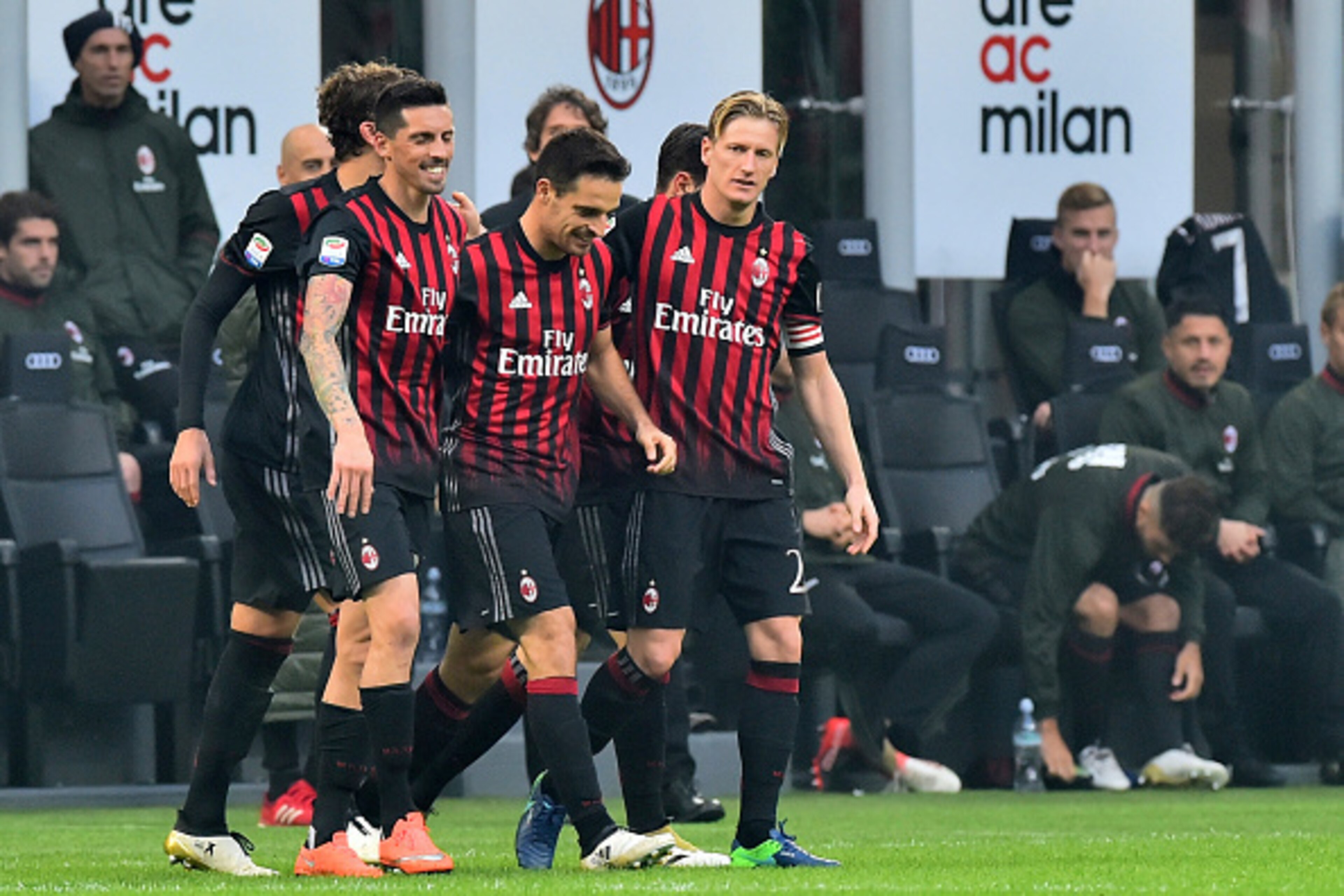 AC Milan's Italian midfielder Giacomo Bonaventura (C) celebrates with teammates after scoring a goal during the Italian Serie A football match between AC Milan and Pescara at the San Siro Stadium in Milan on October 30, 2016. / AFP / GIUSEPPE CACACE      