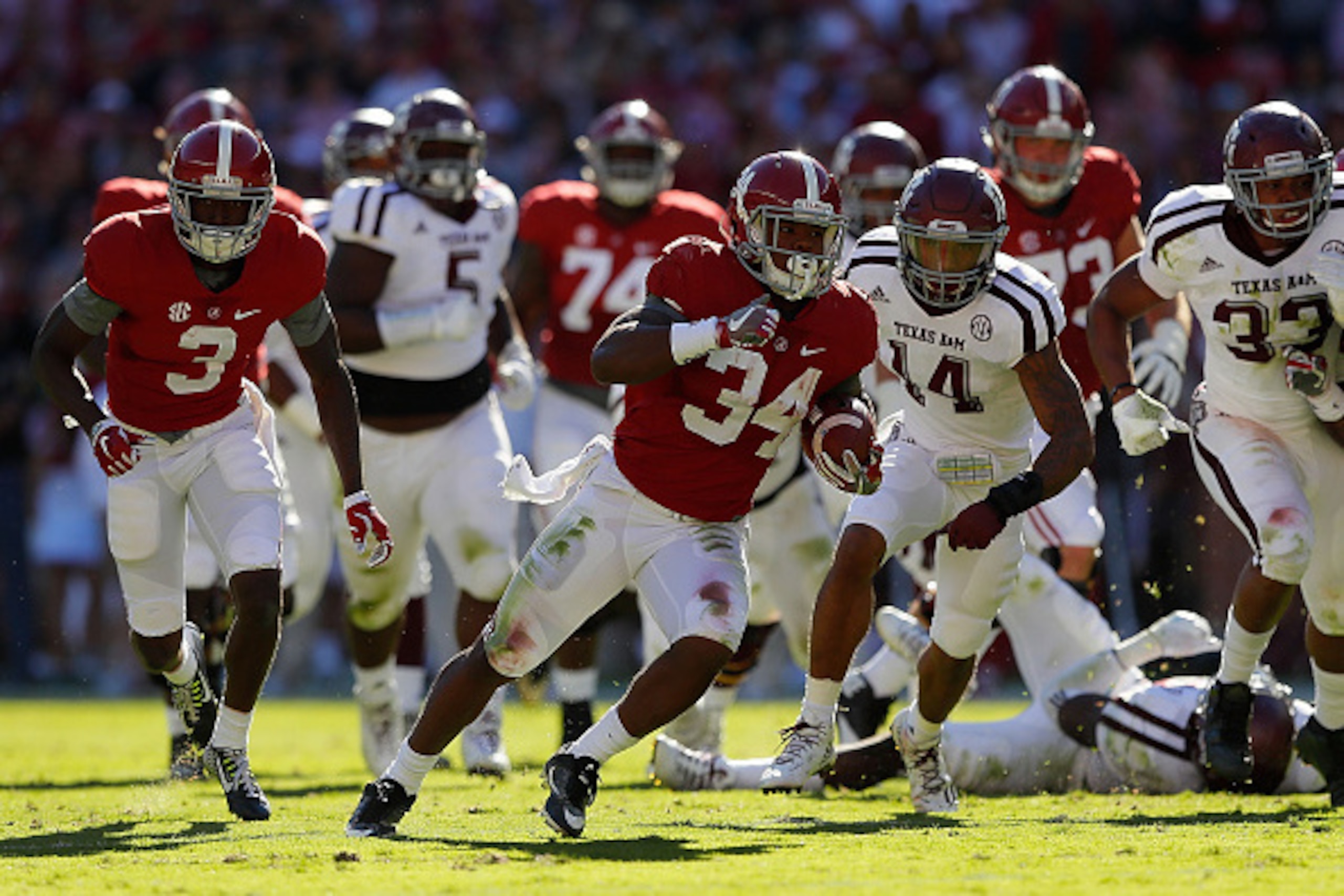 TUSCALOOSA, AL - OCTOBER 22:  Damien Harris #34 of the Alabama Crimson Tide rushes past Justin Evans #14 of the Texas A&M Aggies at Bryant-Denny Stadium on October 22, 2016 in Tuscaloosa, Alabama.  (Photo by Kevin C. Cox/Getty Images)