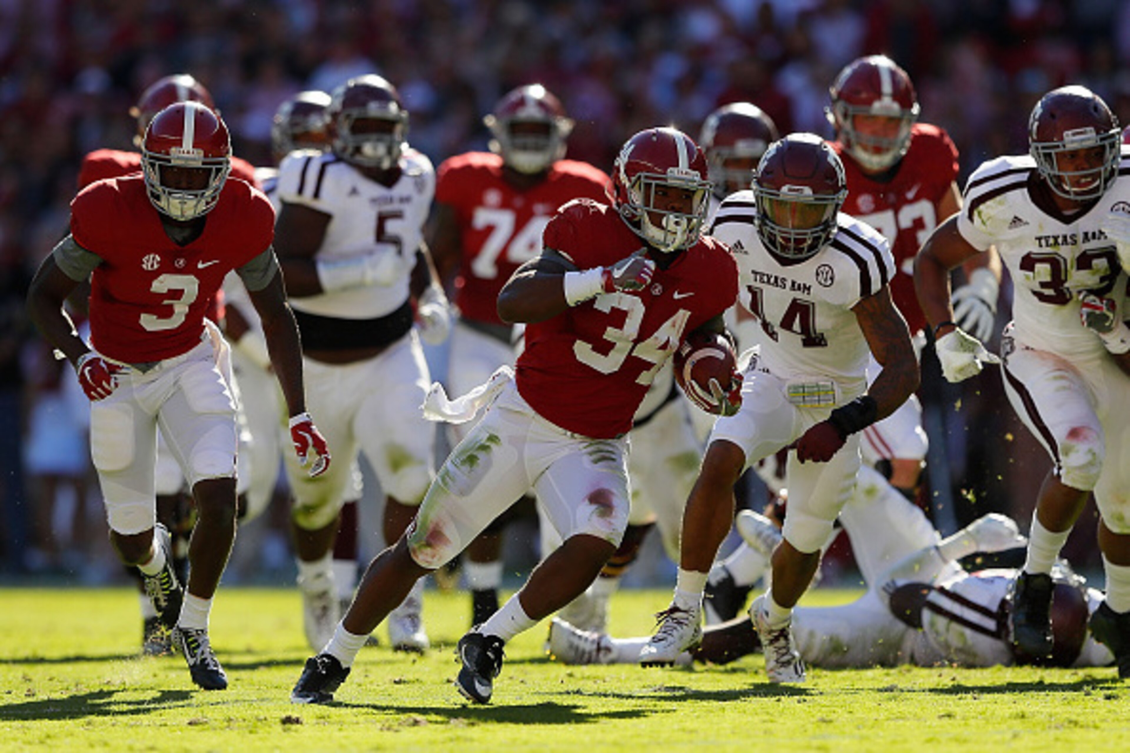 TUSCALOOSA, AL - OCTOBER 22:  Damien Harris #34 of the Alabama Crimson Tide rushes past Justin Evans #14 of the Texas A&M Aggies at Bryant-Denny Stadium on October 22, 2016 in Tuscaloosa, Alabama.  (Photo by Kevin C. Cox/Getty Images)