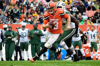 CLEVELAND, OH - OCTOBER 30:  Josh McCown #13 of the Cleveland Browns carries the ball during the second quarter against the New York Jets at FirstEnergy Stadium on October 30, 2016 in Cleveland, Ohio. (Photo by Jason Miller/Getty Images)