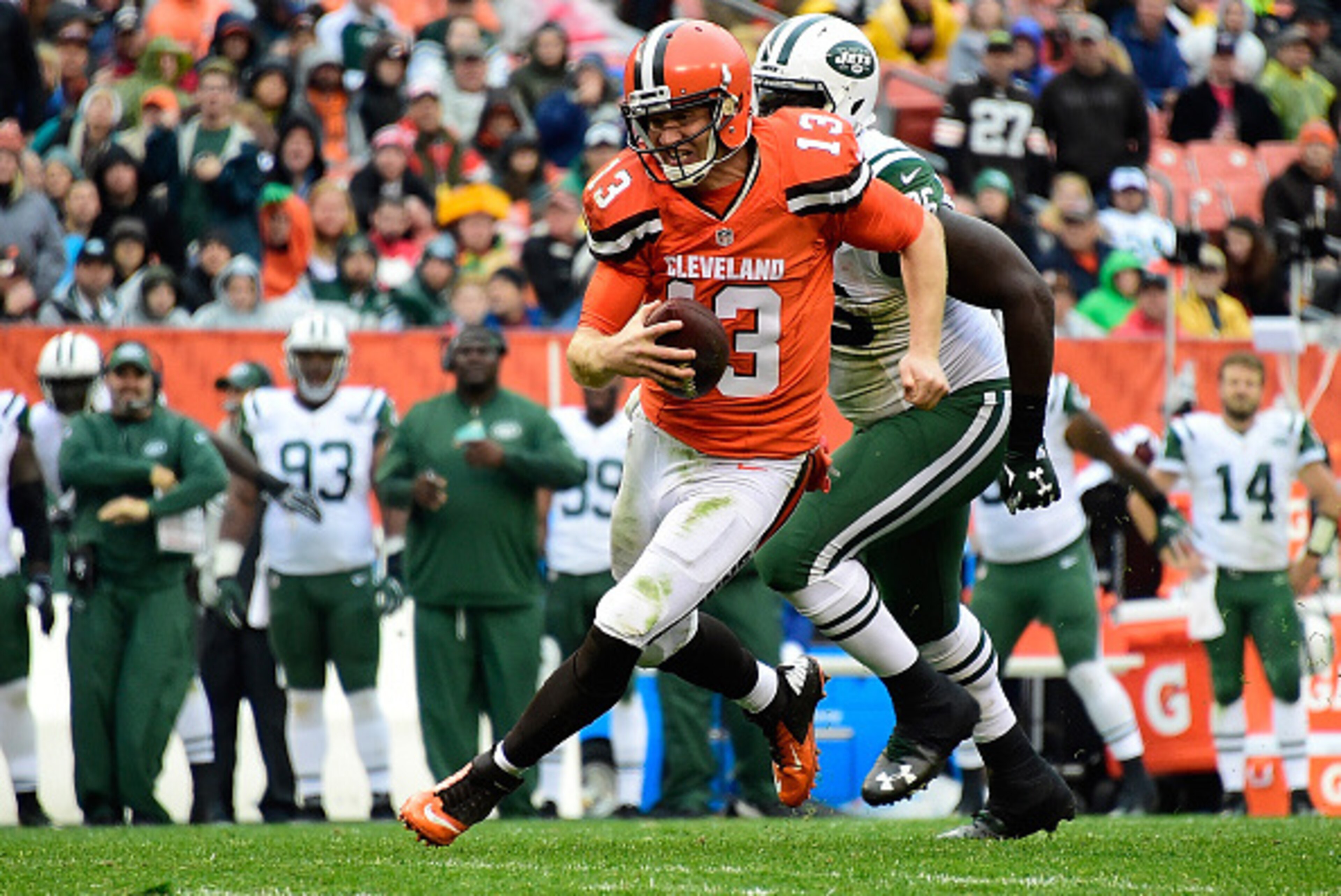 CLEVELAND, OH - OCTOBER 30:  Josh McCown #13 of the Cleveland Browns carries the ball during the second quarter against the New York Jets at FirstEnergy Stadium on October 30, 2016 in Cleveland, Ohio. (Photo by Jason Miller/Getty Images)