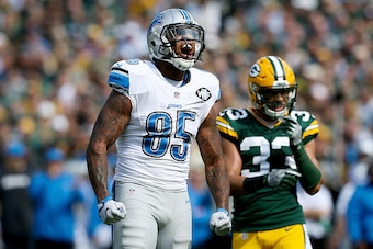 GREEN BAY, WI - SEPTEMBER 25:  Eric Ebron #85 of the Detroit Lions celebrates after making a catch in the first quarter against the Green Bay Packers at Lambeau Field on September 25, 2016 in Green Bay, Wisconsin. (Photo by Dylan Buell/Getty Images)