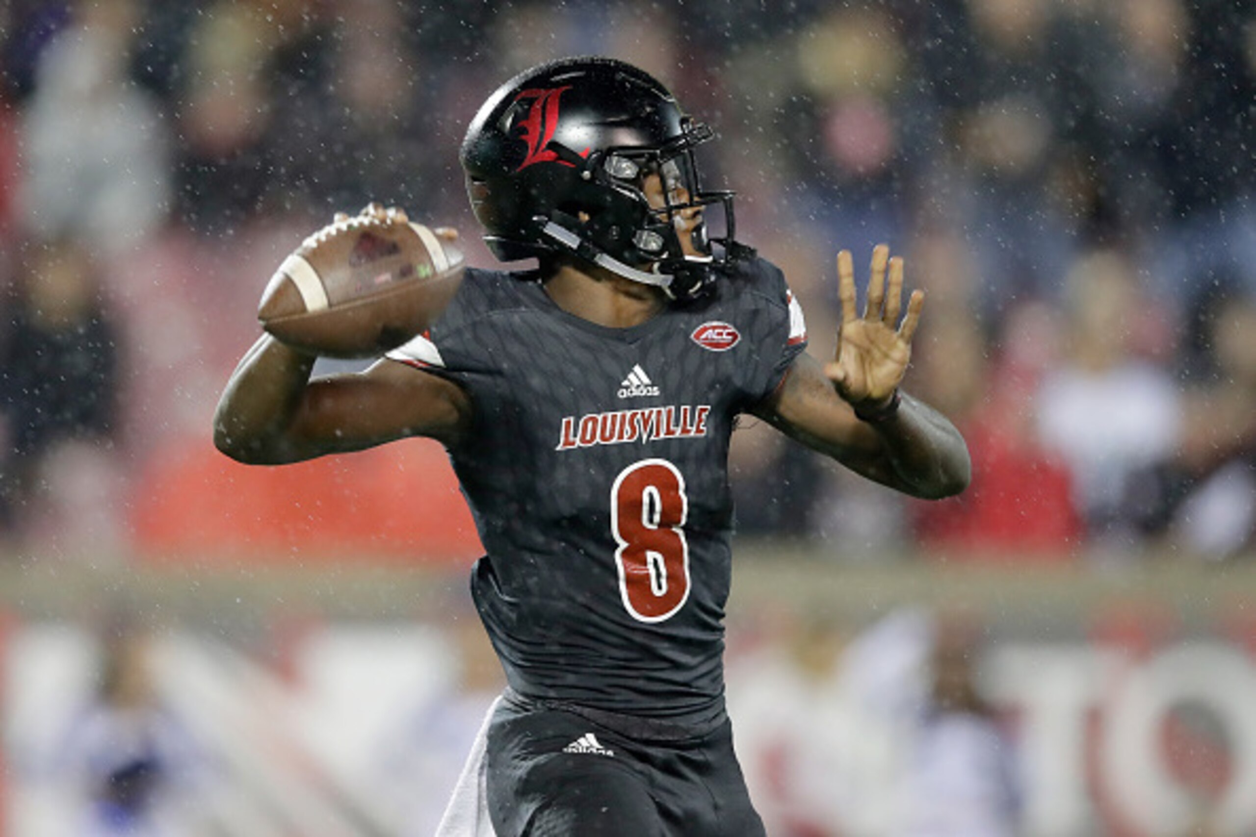 LOUISVILLE, KY - OCTOBER 14:  Lamar Jackson #8 of the Louisville Cardinals throws the ball during the game against the Duke Blue Devils at Papa John's Cardinal Stadium on October 14, 2016 in Louisville, Kentucky.  (Photo by Andy Lyons/Getty Images)