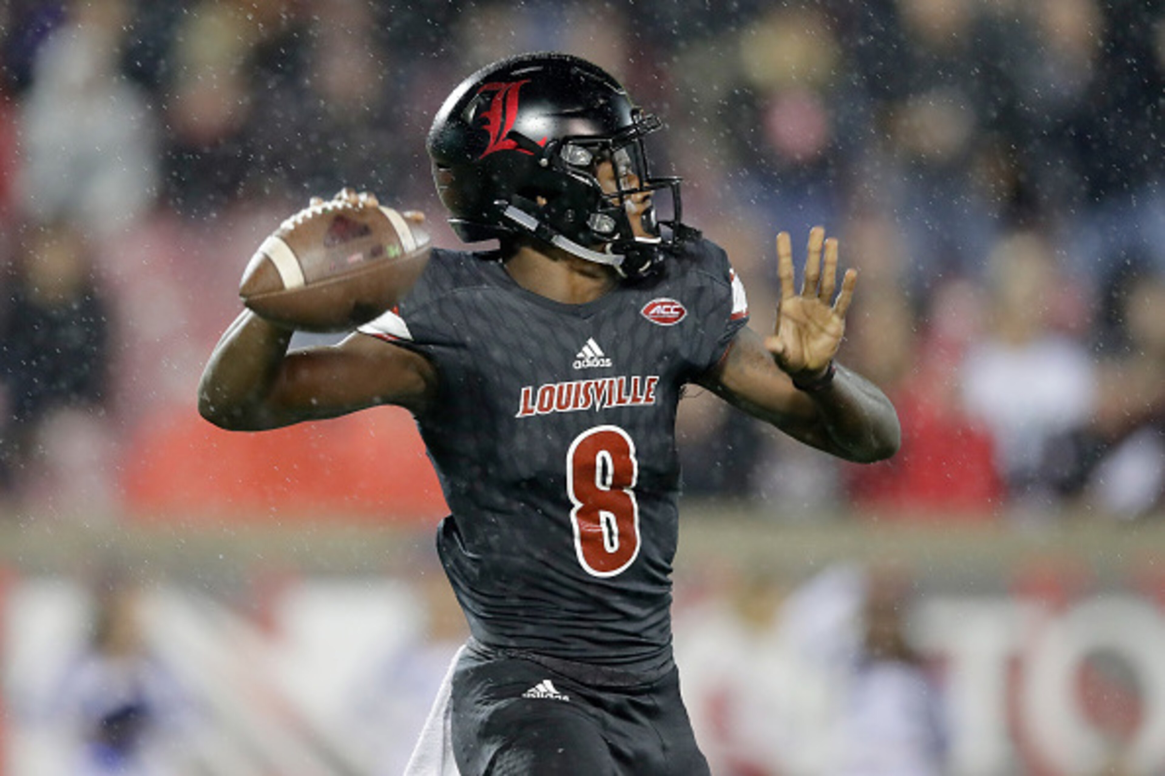 LOUISVILLE, KY - OCTOBER 14:  Lamar Jackson #8 of the Louisville Cardinals throws the ball during the game against the Duke Blue Devils at Papa John's Cardinal Stadium on October 14, 2016 in Louisville, Kentucky.  (Photo by Andy Lyons/Getty Images)