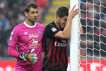 MILAN, ITALY - OCTOBER 30:  Mario Pasalic (R) of AC Milan reacts to a missed chance during the Serie A match between AC Milan and Pescara Calcio at Stadio Giuseppe Meazza on October 30, 2016 in Milan, Italy.  (Photo by Marco Luzzani/Getty Images)