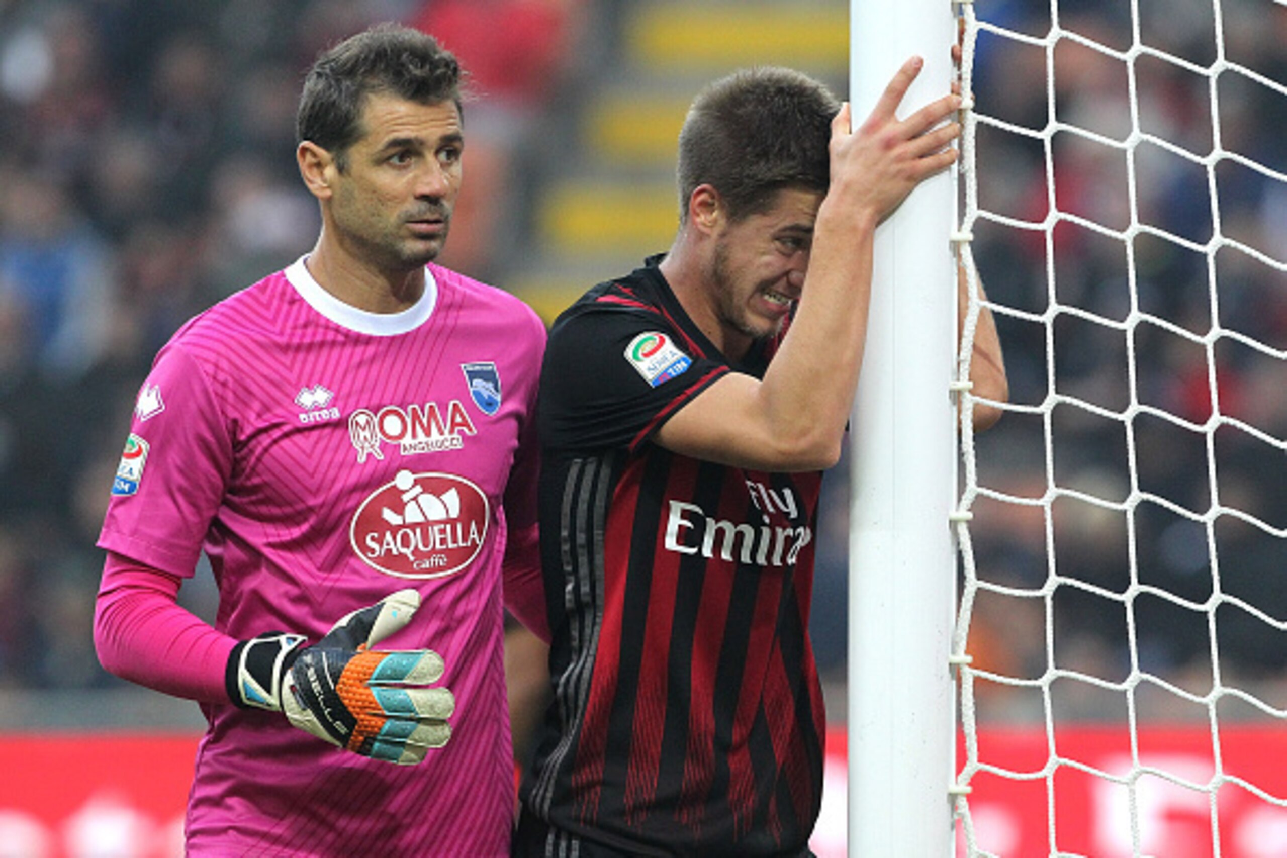MILAN, ITALY - OCTOBER 30:  Mario Pasalic (R) of AC Milan reacts to a missed chance during the Serie A match between AC Milan and Pescara Calcio at Stadio Giuseppe Meazza on October 30, 2016 in Milan, Italy.  (Photo by Marco Luzzani/Getty Images)