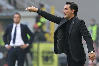 MILAN, ITALY - OCTOBER 30:  AC Milan coach Vincenzo Montella issues instructions to his players during the Serie A match between AC Milan and Pescara Calcio at Stadio Giuseppe Meazza on October 30, 2016 in Milan, Italy.  (Photo by Marco Luzzani/Getty Imag