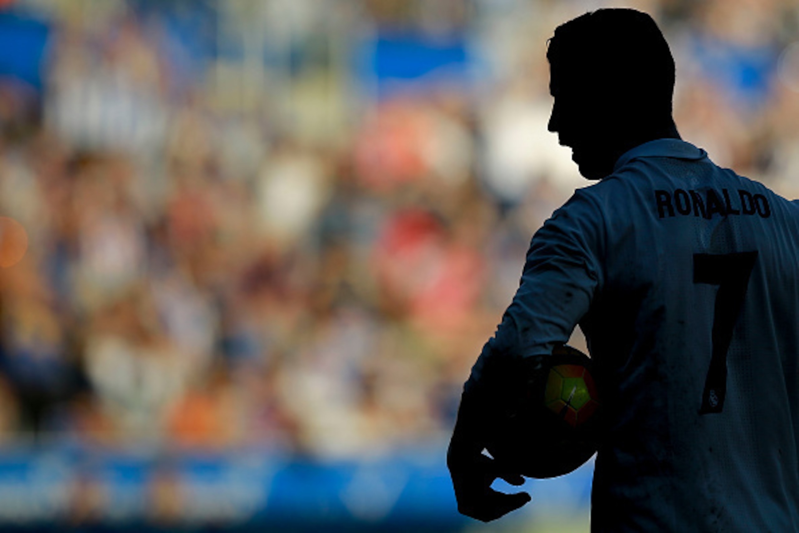 VITORIA-GASTEIZ, SPAIN - OCTOBER 29: Cristiano Ronaldo of Real Madrid CF holds the ball before a penalty shot during the La Liga match between Deportivo Alaves and Real Madrid CF at Estadio de Mendizorroza on October 29, 2016 in Vitoria-Gasteiz, Spain. (P VITORIA-GASTEIZ, SPAIN - OCTOBER 29: Cristiano Ronaldo of Real Madrid CF holds the ball before a penalty shot during the La Liga match between Deportivo Alaves and Real Madrid CF at Estadio de Mendizorroza on October 29, 2016 in Vitoria-Gasteiz, Spain. (P
