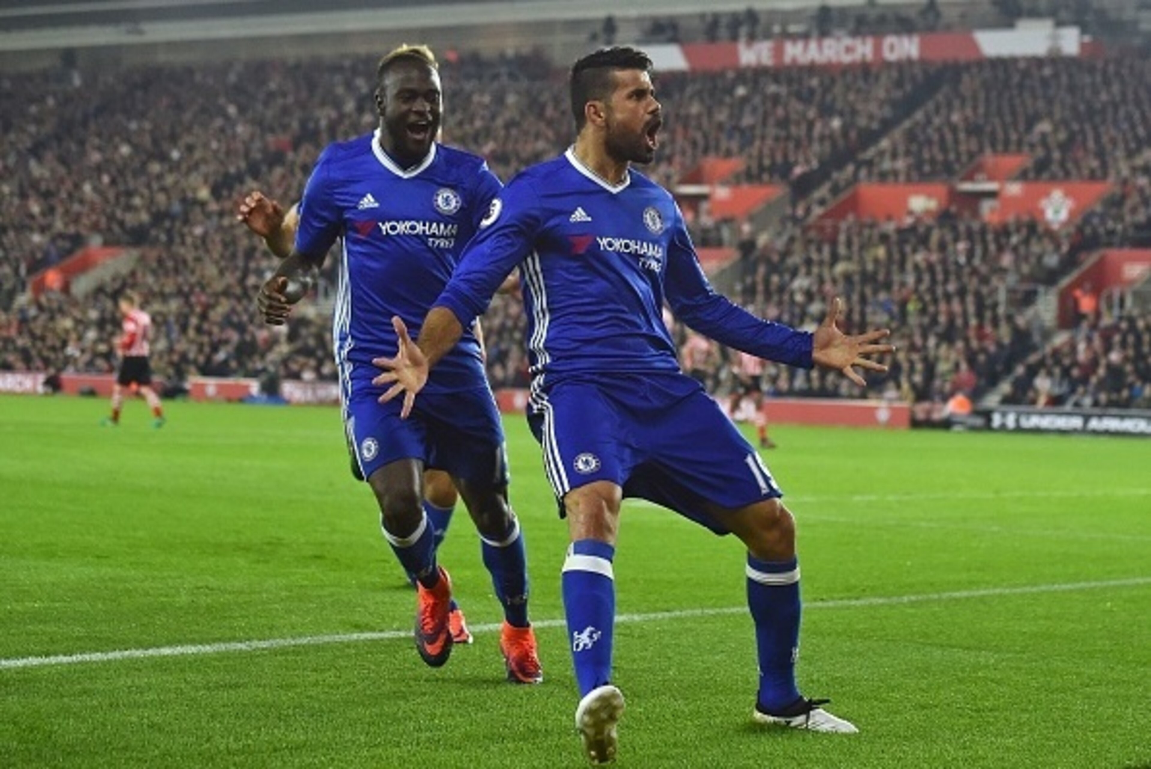 Chelsea's Brazilian-born Spanish striker Diego Costa (R) celebrates scoring their second goal during the English Premier League football match between Southampton and Chelsea at St Mary's Stadium in Southampton, southern England on October 30, 2016.
Chels