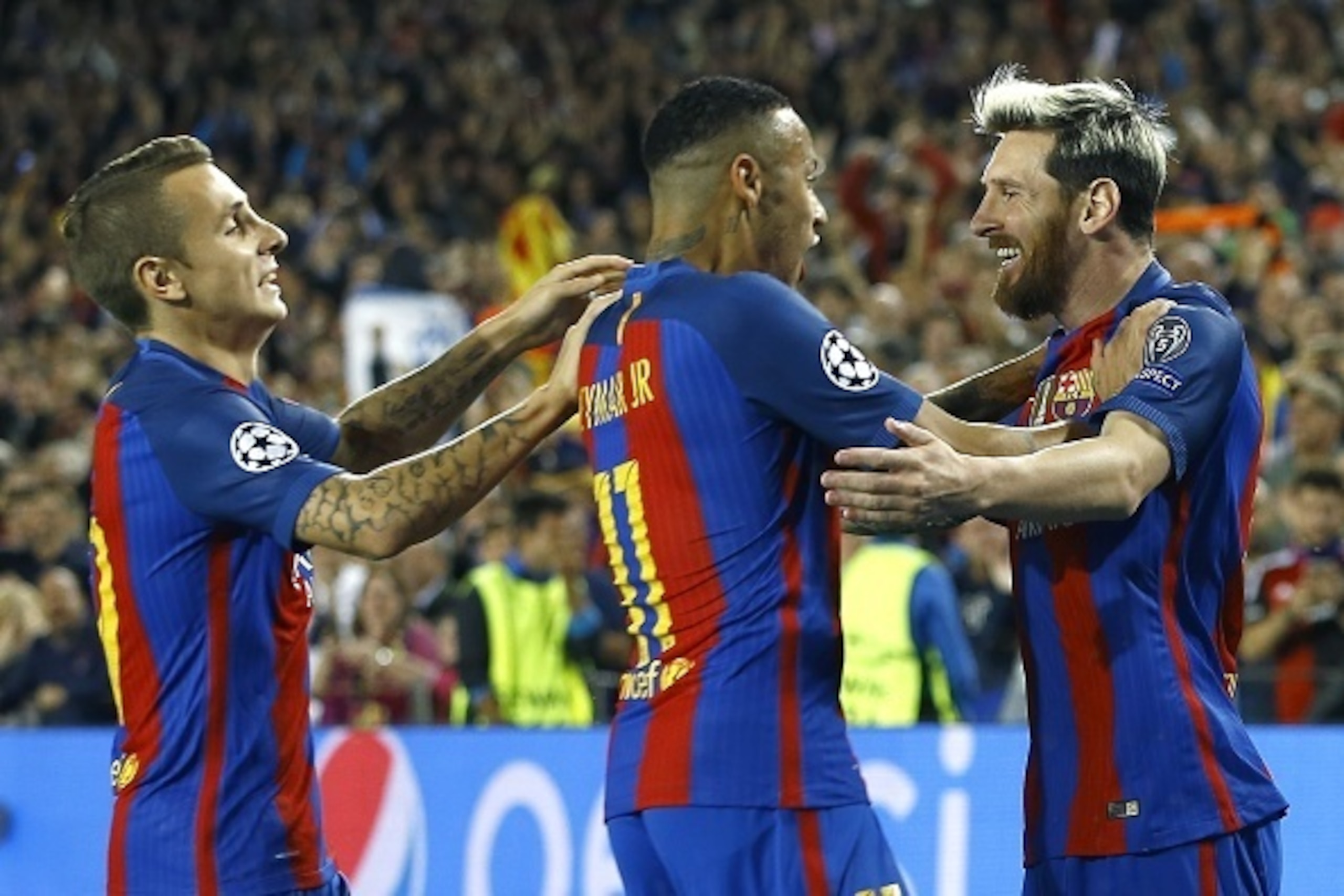 (l-r) Lucas Digne of FC Barcelona, Neymar da Silva Santos Junior of FC Barcelona, Lionel Messi of FC Barcelona scoredduring the UEFA Champions League group C match between FC Barcelona and Manchester City on October 19, 2016 at the Camp Nou stadium in Bar