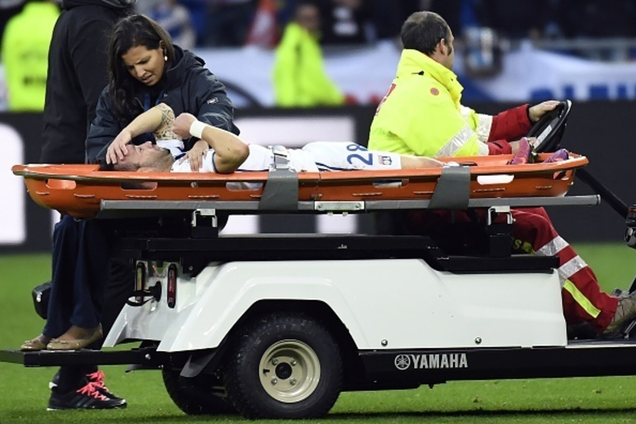 Lyon's French forward Mathieu Valbuena is evacuated by medics during the French L1 football match between Olympique Lyonnais and EA Guingamp on October 22, 2016, at the Parc Olympique Lyonnais in Decines-Charpieu near Lyon, southeastern France. / AFP / PH Lyon's French forward Mathieu Valbuena is evacuated by medics during the French L1 football match between Olympique Lyonnais and EA Guingamp on October 22, 2016, at the Parc Olympique Lyonnais in Decines-Charpieu near Lyon, southeastern France. / AFP / PH