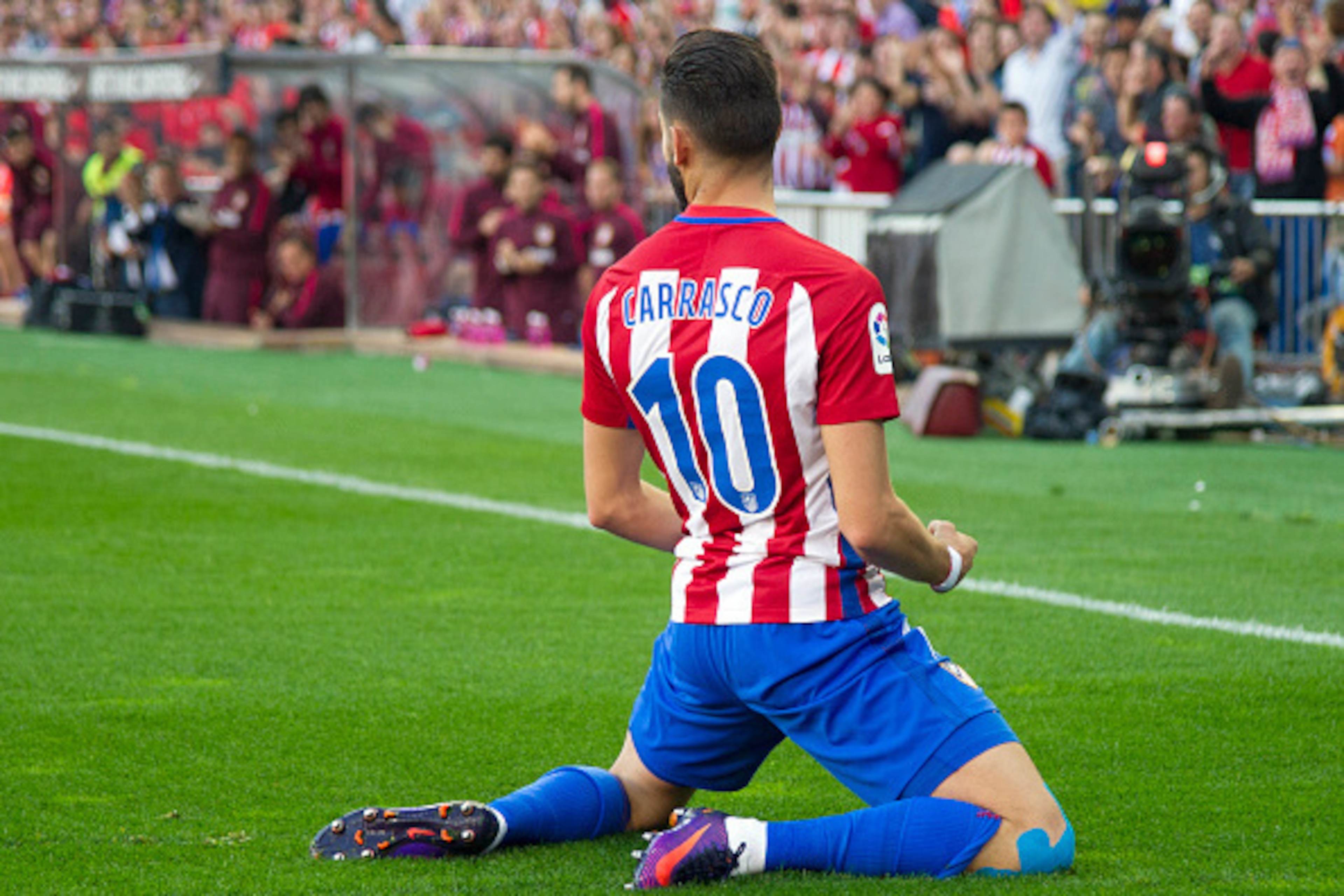 Atletico Madrid's Belgian midfielder Yannick Ferreira Carrasco celebrates after scoring during the Spanish league football match between Club Atletico de Madrid and Malaga CF at the Vicente Calderon stadium in Madrid on October 29, 2016. / AFP / CURTO DE 
