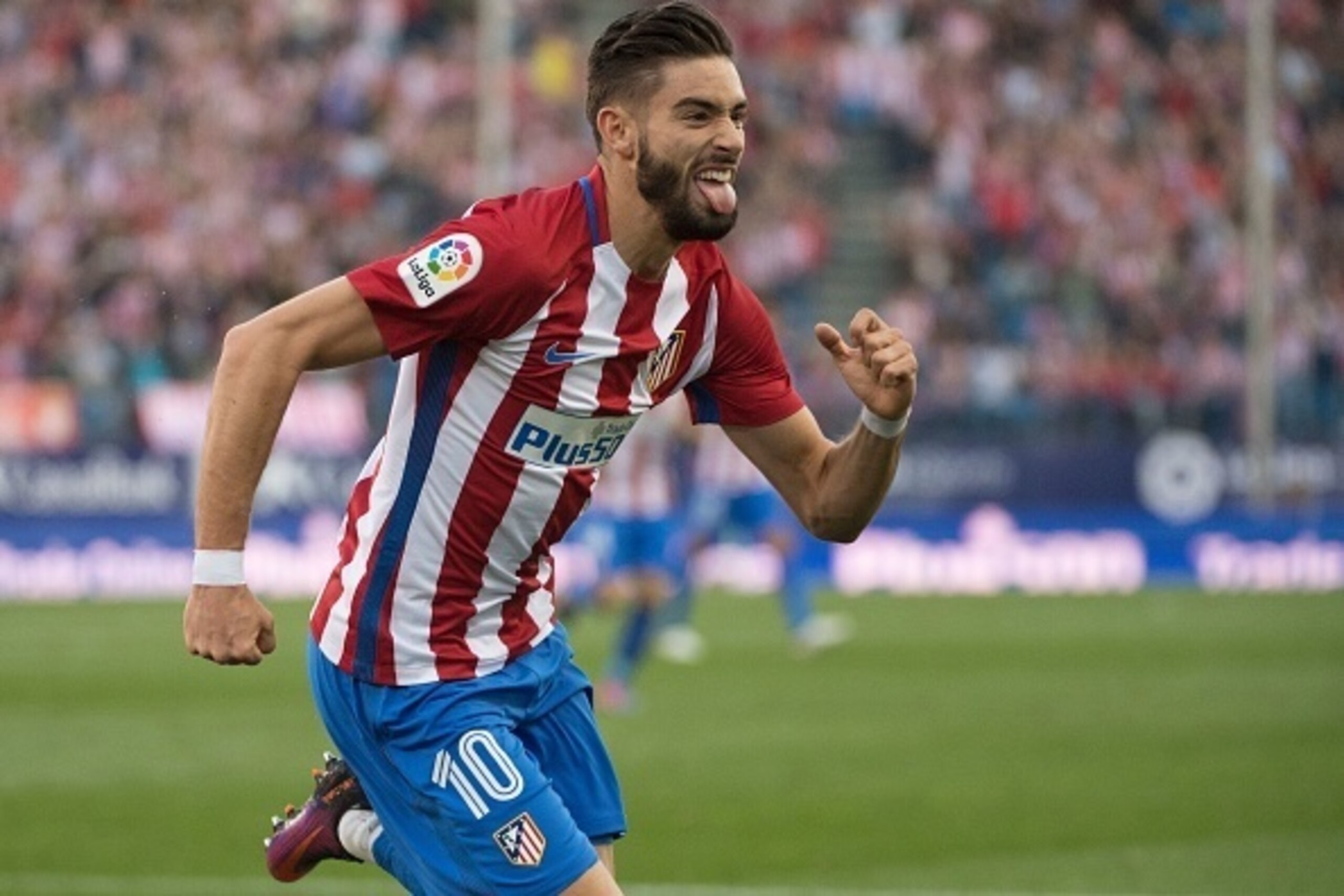 Atletico Madrid's Belgian midfielder Yannick Ferreira Carrasco celebrates a goal during the Spanish league football match between Club Atletico de Madrid and Malaga CF at the Vicente Calderon stadium in Madrid on October 29, 2016. / AFP / CURTO DE LA TORR