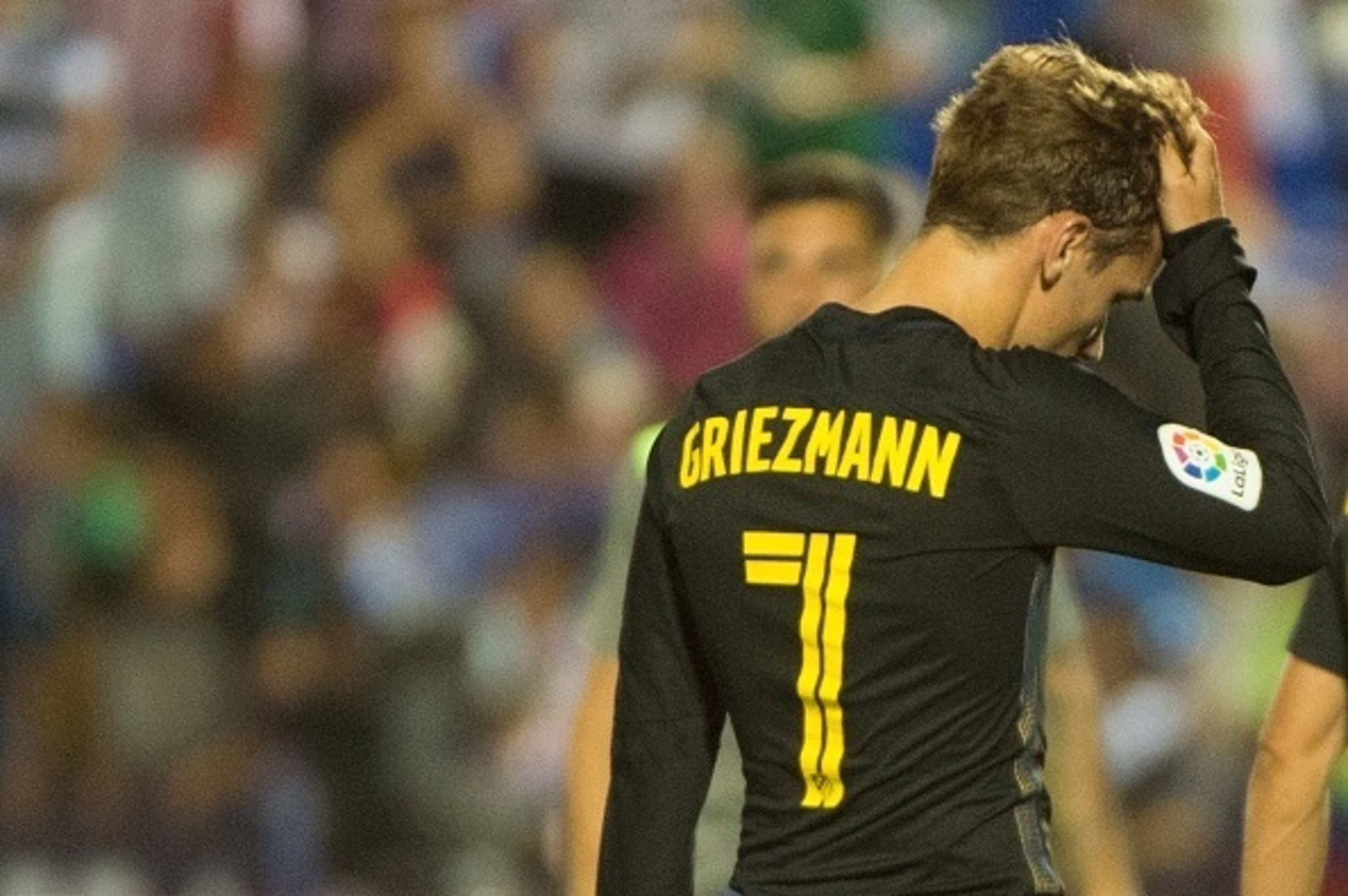 Atletico Madrid's French forward Antoine Griezmann gestures after during the Spanish league football match Club Deportivo Leganes SAD vs Club Atletico de Madrid at the Estadio Municipal Butarque in Leganes on the outskirts of Madrid on August 27, 2016. / 