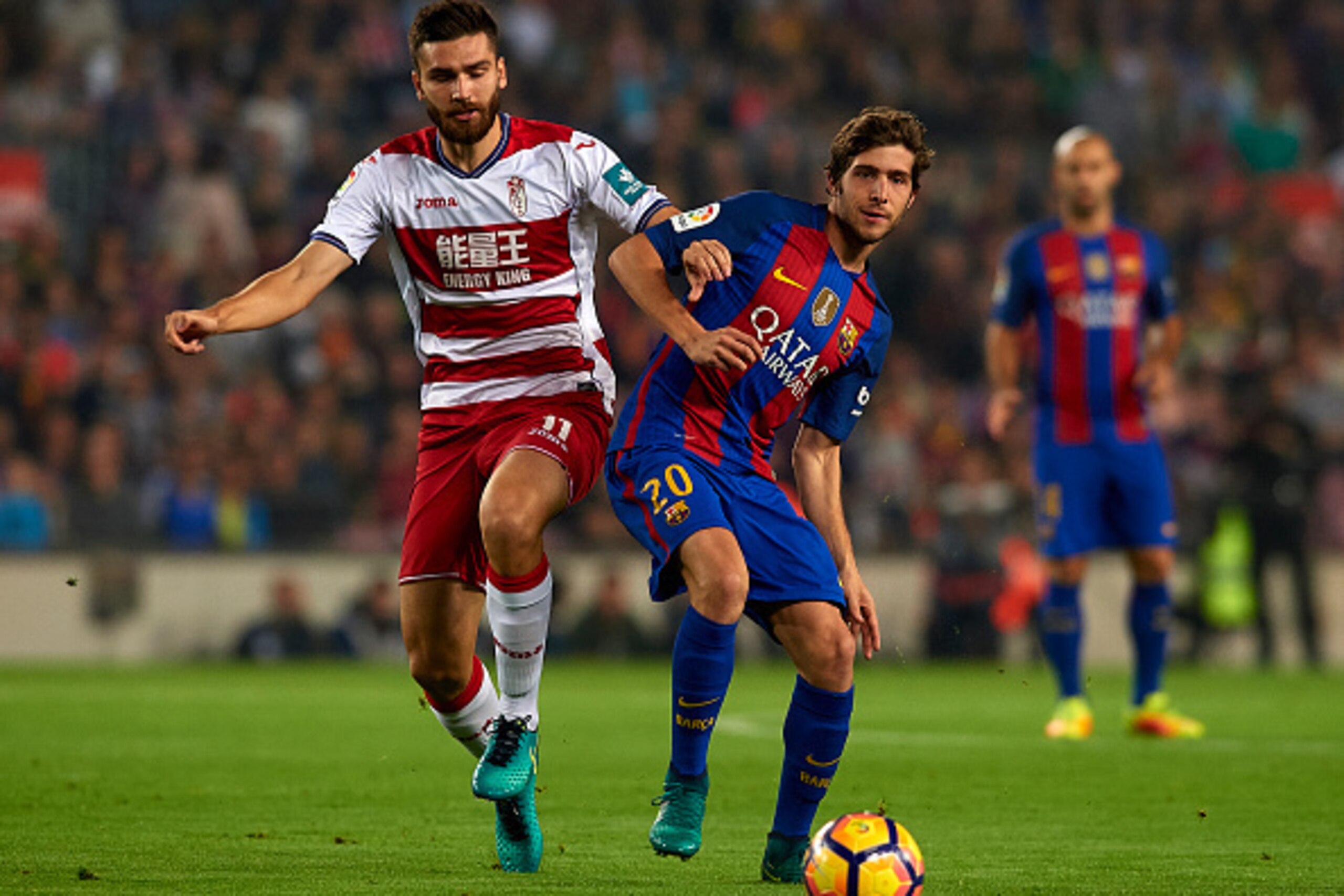 BARCELONA, SPAIN - OCTOBER 29:  Sergi Roberto (R) of FC Barcelona competes for the ball with Jon Toral of Granada during the La Liga match between FC Barcelona and Granada at Camp Nou stadium on October 29, 2016 in Barcelona, Spain.  (Photo by Manuel Quei