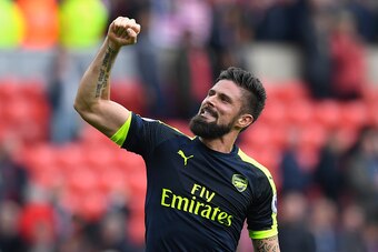 SUNDERLAND, ENGLAND - OCTOBER 29:  Olivier Giroud of Arsenal celebrates his team's 4-1 win in the Premier League match between Sunderland and Arsenal at the Stadium of Light on October 29, 2016 in Sunderland, England.  (Photo by Stu Forster/Getty Images)