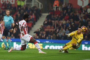 Stoke City's Ivorian striker Wilfried Bony (L) shoots and scores past Swansea City's Polish goalkeeper Lukasz Fabianski during the English Premier League football match between Stoke City and Swansea at the Bet365 Stadium in Stoke-on-Trent, central Englan