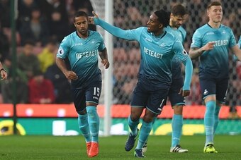 Swansea City's English midfielder Wayne Routledge (L) celebrates with Swansea City's Dutch midfielder Leroy Fer after scoring during the English Premier League football match between Stoke City and Swansea at the Bet365 Stadium in Stoke-on-Trent, central 