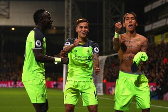 LONDON, ENGLAND - OCTOBER 29:  Roberto Firmino of Liverpool celebrates with team mates after scoring his team's fourth goal of the game during the Premier League match between Crystal Palace and Liverpool at Selhurst Park on October 29, 2016 in London, En