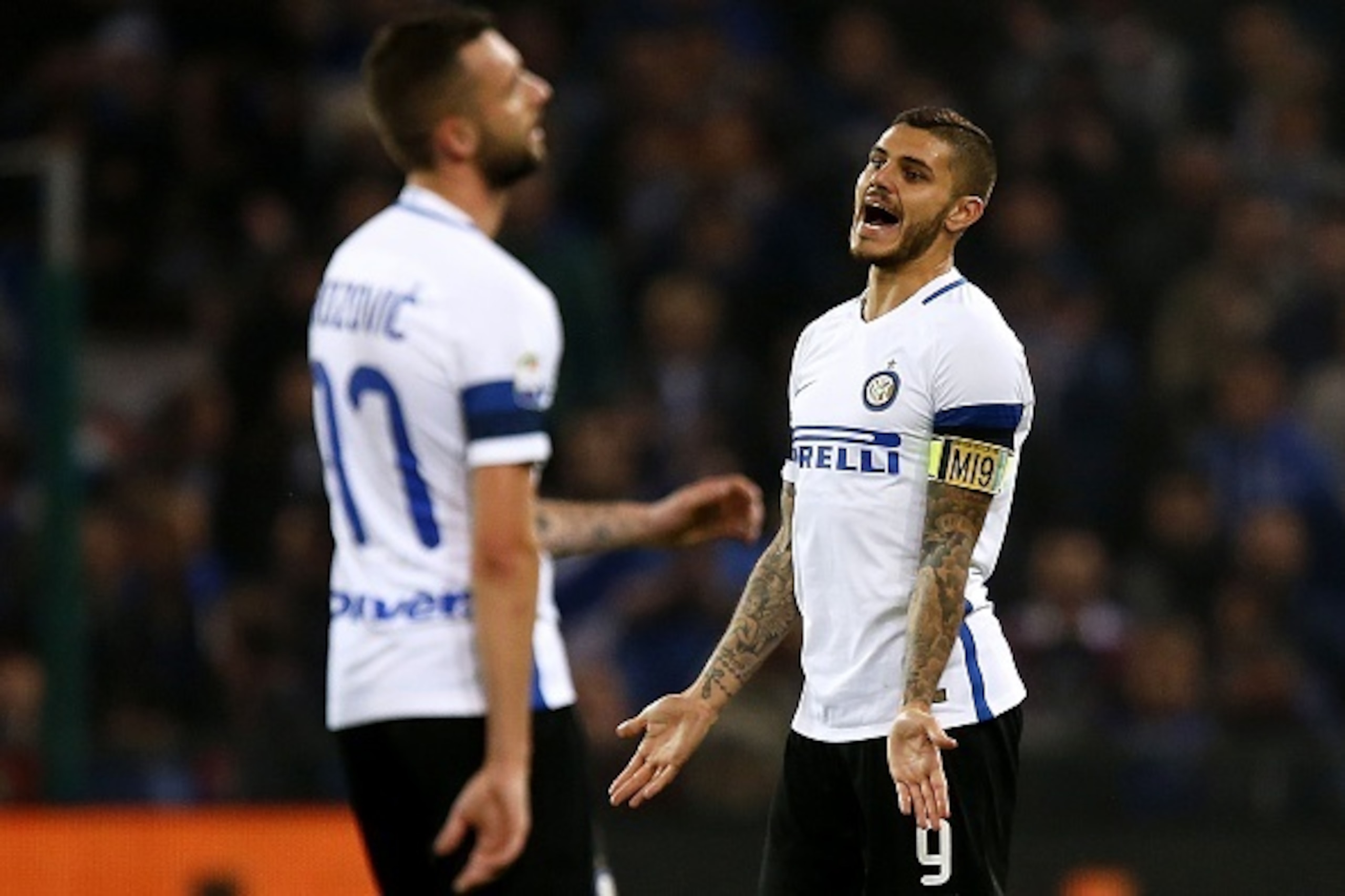 Inter Milan's Argentinian forward Mauro Emanuel Icardi from (R) reacts during the Italian Serie A football match Sampdoria vs Inter Milan on October 30, 2016 at the Luigi Ferraris Stadium in Genoa. / AFP / MARCO BERTORELLO        (Photo credit should read