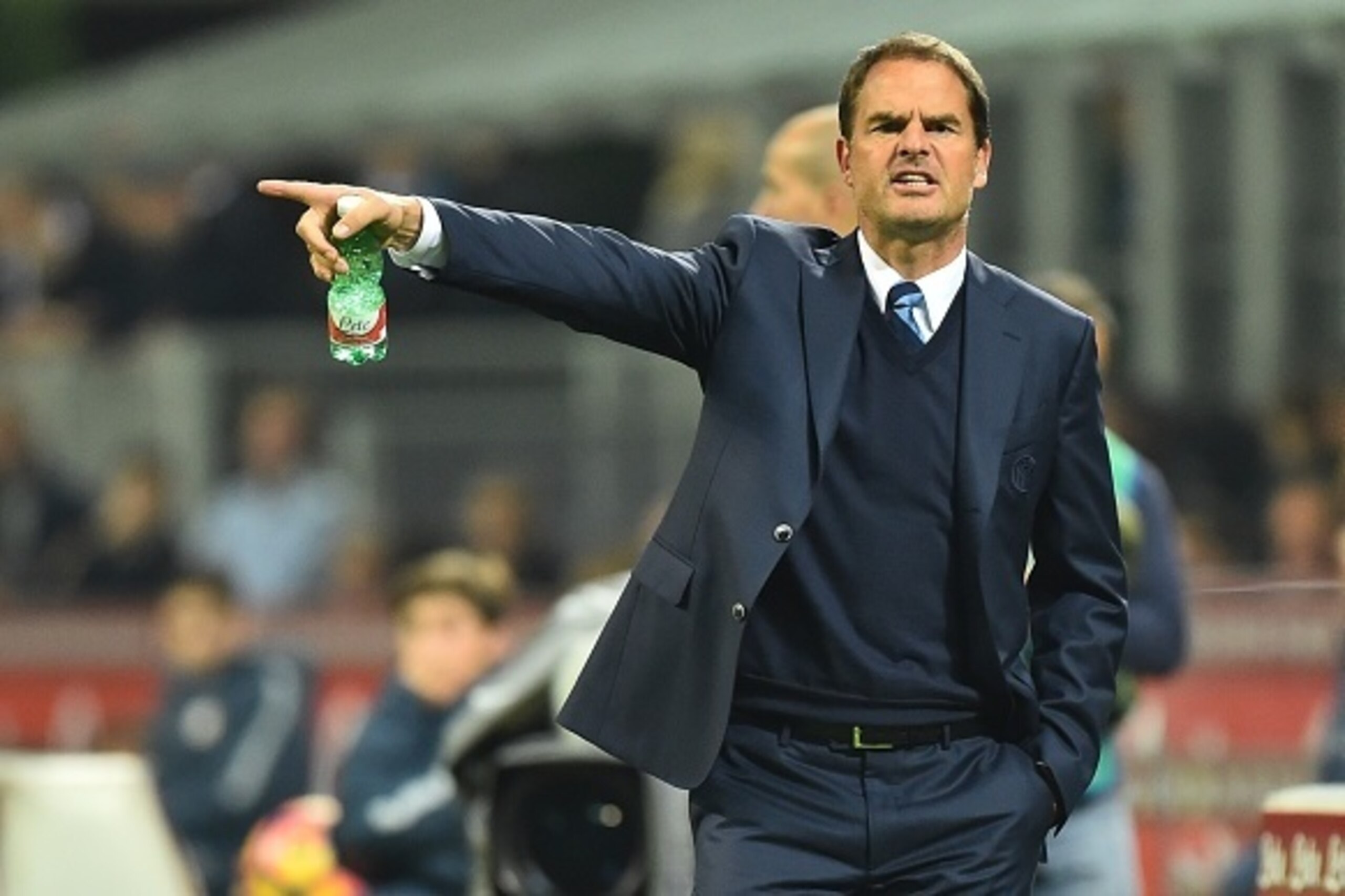 Inter Milan's coach from Netherland Frank De Boer gestures during the Italian Serie A football match Inter Milan vs Torino at 'San Siro' Stadium in Milan on October 26, 2016.   / AFP / GIUSEPPE CACACE        (Photo credit should read GIUSEPPE CACACE/AFP/G