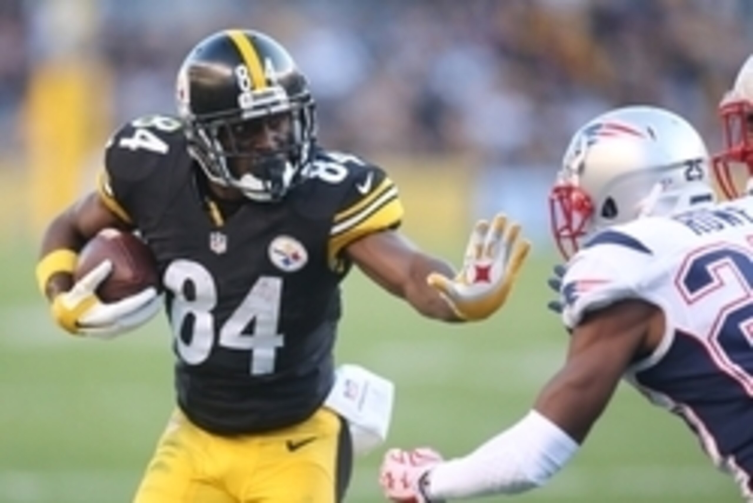 Oct 23, 2016; Pittsburgh, PA, USA;  Pittsburgh Steelers wide receiver Antonio Brown (84) runs after catch against New England Patriots cornerback Eric Rowe (25) during the second quarter at Heinz Field. New England won 27-16. Mandatory Credit: Charles LeC