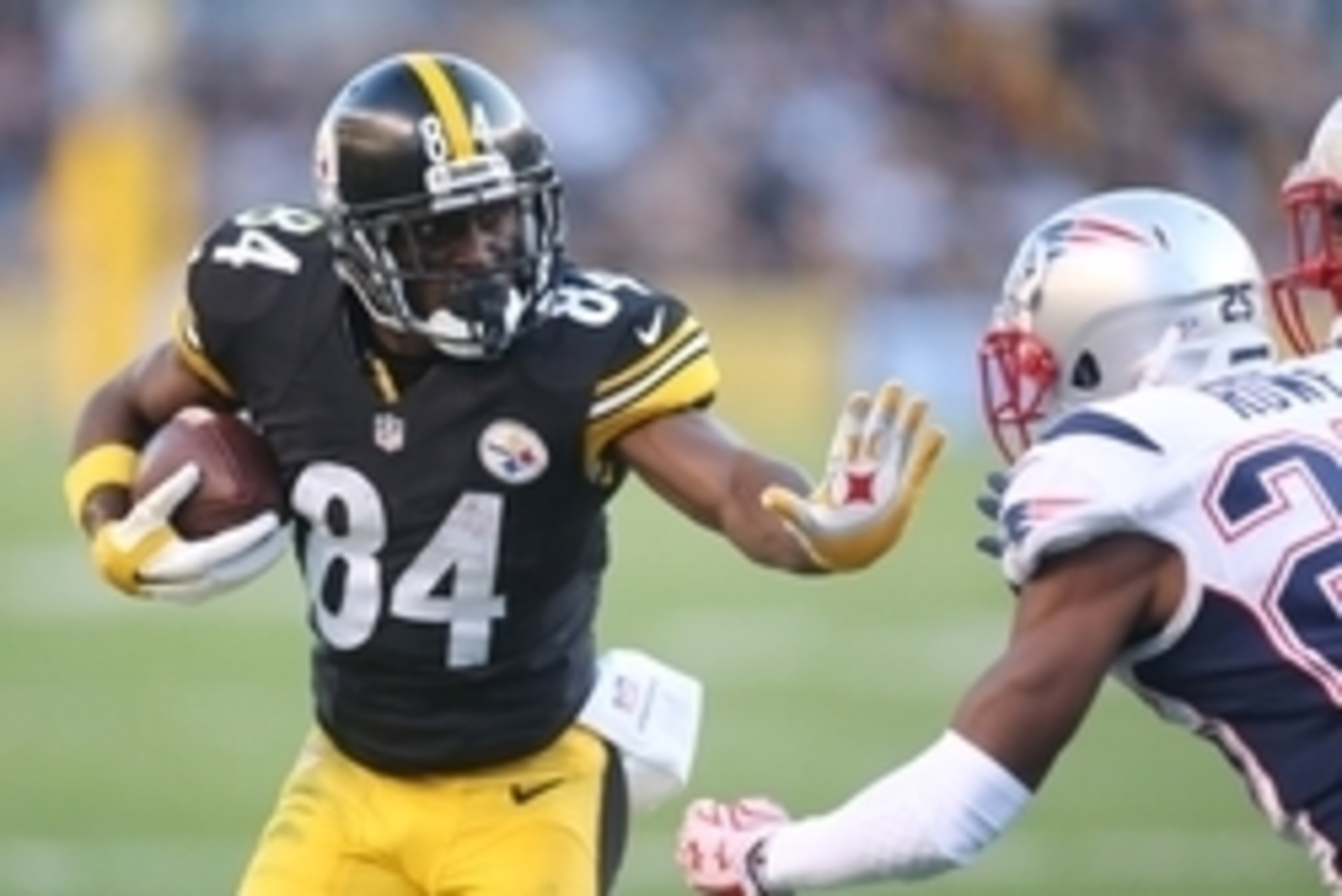 Oct 23, 2016; Pittsburgh, PA, USA;  Pittsburgh Steelers wide receiver Antonio Brown (84) runs after catch against New England Patriots cornerback Eric Rowe (25) during the second quarter at Heinz Field. New England won 27-16. Mandatory Credit: Charles LeC