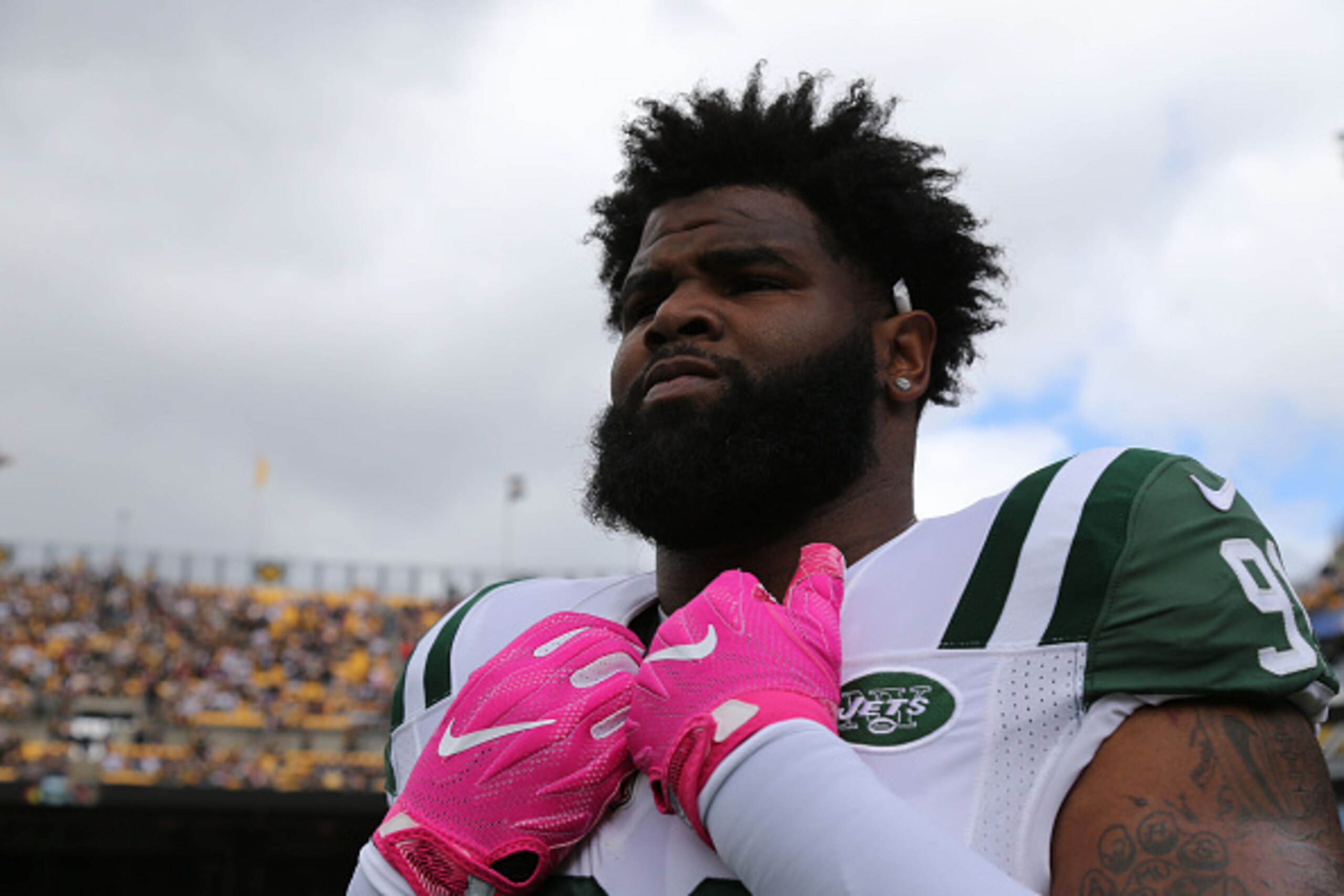 PITTSBURGH, PA - OCTOBER 09: Defensive Lineman Sheldon Richardson #91 of the New York Jets follows the action against the Pittsburgh Steelers at Heinz Field on October 9, 2016 in Pittsburgh, Pennsylvania. The Steelers wore their Throwback Uniforms. (Photo