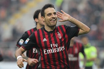 MILAN, ITALY - OCTOBER 30:  Giacomo Bonaventura of AC Milan celebrates after scoring the opening goal during the Serie A match between AC Milan and Pescara Calcio at Stadio Giuseppe Meazza on October 30, 2016 in Milan, Italy.  (Photo by Marco Luzzani/Gett