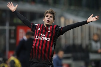 MILAN, ITALY - OCTOBER 22:  Manuel Locatelli of AC Milan celebrates after scoring the opening goal during the Serie A match between AC Milan and Juventus FC at Stadio Giuseppe Meazza on October 22, 2016 in Milan, Italy.  (Photo by Marco Luzzani/Getty Imag