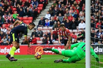 Arsenal's Chilean striker Alexis Sanchez (L) scores their fourth goal during the English Premier League football match between Sunderland and Arsenal at the Stadium of Light in Sunderland, northeast England on October 29, 2016. / AFP / Lindsey PARNABY / R