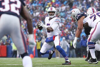 BUFFALO, NY - OCTOBER 30:  Tyrod Taylor #5 of the Buffalo Bills looks to throw against the New England Patriots during the first half at New Era Field on October 30, 2016 in Buffalo, New York.  (Photo by Tom Szczerbowski/Getty Images)
