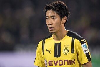 Shinji Kagawa of Borussia Dortmundduring the Bundesliga match between Borussia Dortmund and Schalke 04 on October 29, 2016 at the Signal Iduna Park stadium in Dortmund, Germany.(Photo by VI Images via Getty Images)