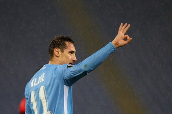 ROME, ITALY - FEBRUARY 25:  Miroslav Klose of SS Lazio celebrates after scoring the team's third goal during the UEFA Europa League Round of 32 second leg match between Lazio and Galatasaray on February 25, 2016 in Rome, Italy.  (Photo by Paolo Bruno/Gett