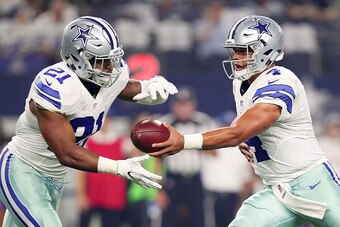 ARLINGTON, TX - OCTOBER 30:  Dak Prescott #4 of the Dallas Cowboys hands the ball off to Ezekiel Elliott #21 during the first quarter of a game between the Dallas Cowboys and the Philadelphia Eagles at AT&T Stadium on October 30, 2016 in Arlington, Texas.
