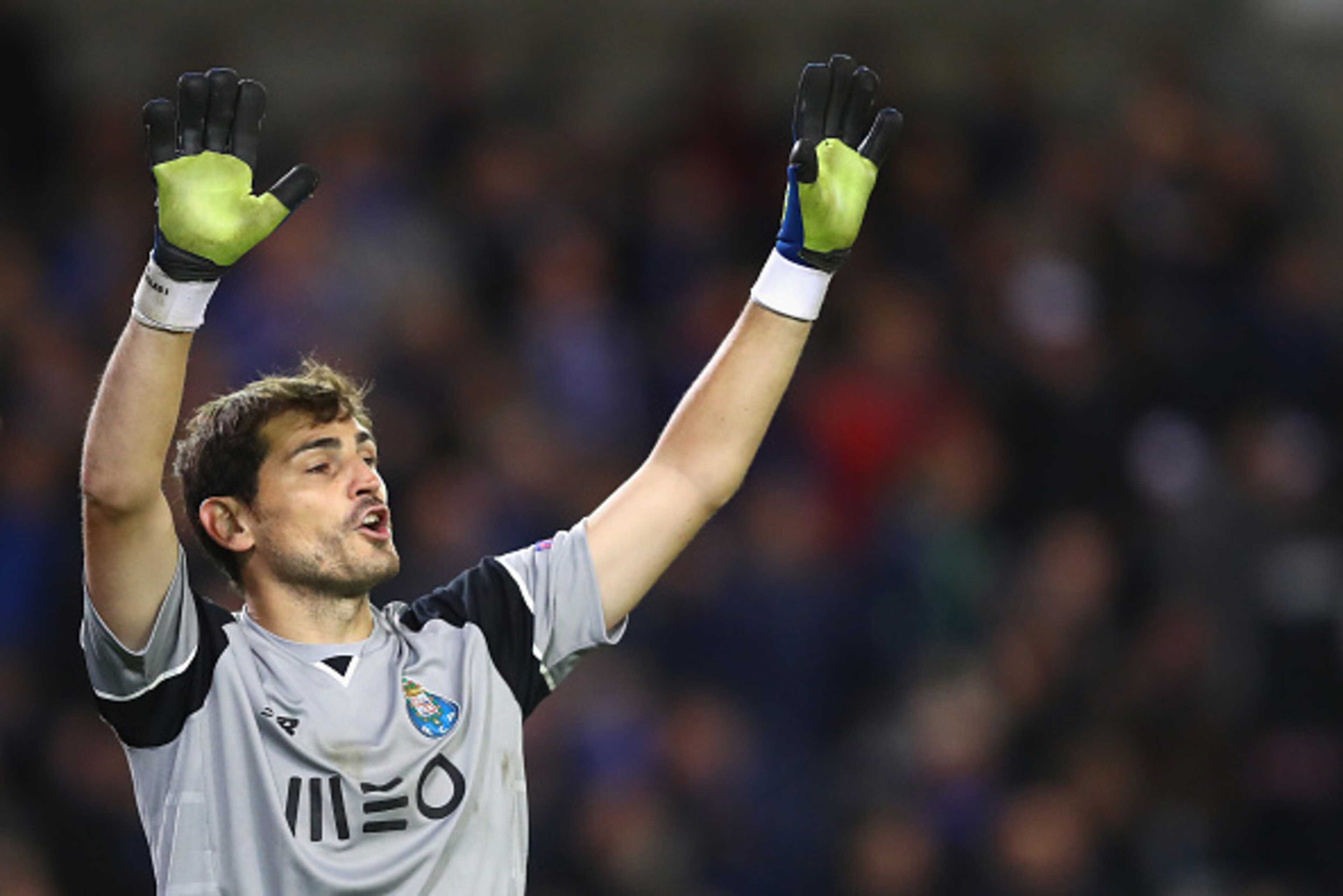 BRUGGE, BELGIUM - OCTOBER 18: Iker Casillas of FC Porto gestures during the UEFA Champions League Group G match between Club Brugge KV and FC Porto at Jan Breydel Stadium on October 18, 2016 in Bruges, Belgium. (Photo by Dean Mouhtaropoulos/Getty Images BRUGGE, BELGIUM - OCTOBER 18: Iker Casillas of FC Porto gestures during the UEFA Champions League Group G match between Club Brugge KV and FC Porto at Jan Breydel Stadium on October 18, 2016 in Bruges, Belgium. (Photo by Dean Mouhtaropoulos/Getty Images