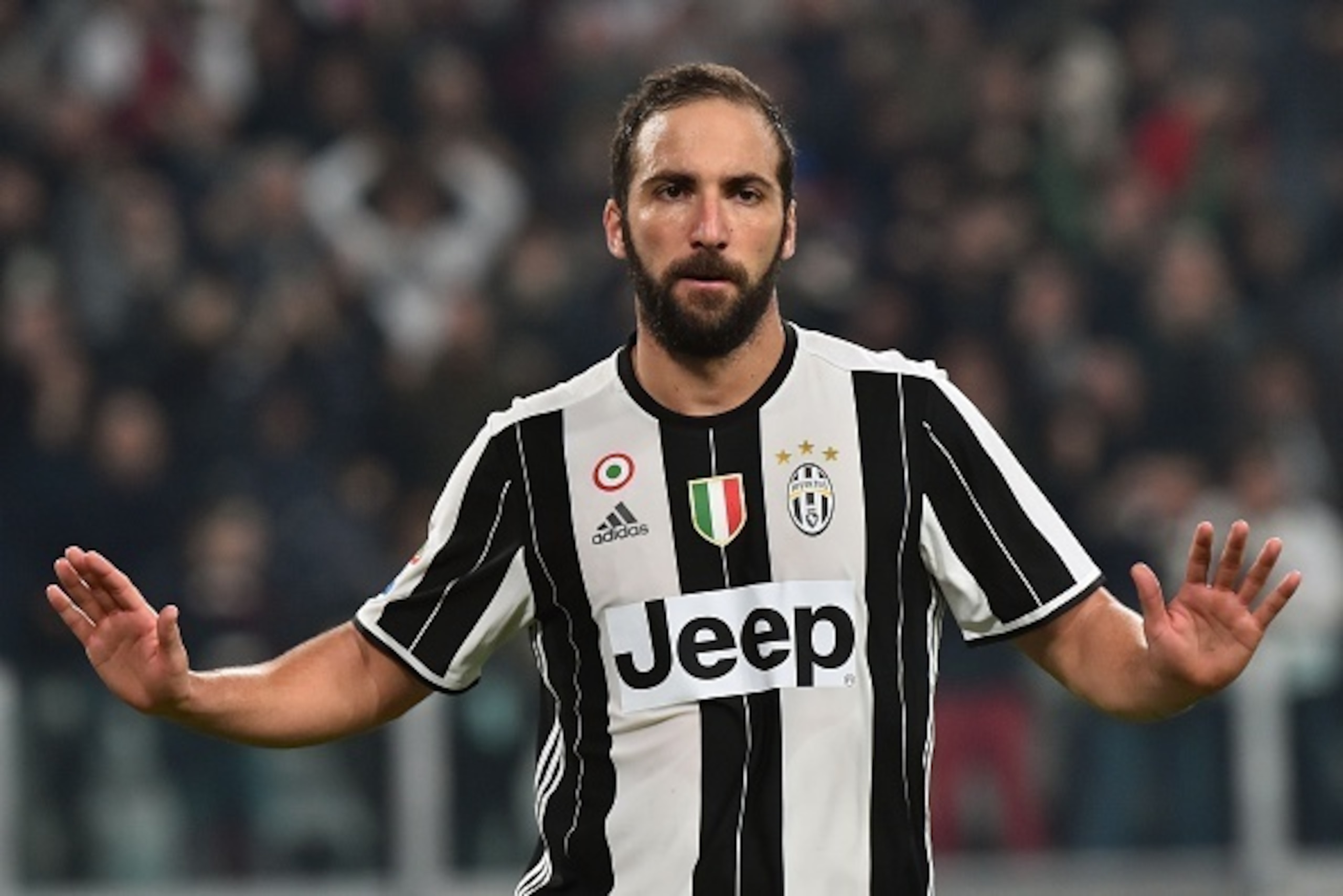 Juventus' forward from Argentina Gonzalo Higuain celebrates after scoring a goal during the Italian Serie A football match Juventus vs Napoli at Juventus Stadium in Turin on October 29, 2016. / AFP / GIUSEPPE CACACE (Photo credit should read GIUSE Juventus' forward from Argentina Gonzalo Higuain celebrates after scoring a goal during the Italian Serie A football match Juventus vs Napoli at Juventus Stadium in Turin on October 29, 2016. / AFP / GIUSEPPE CACACE (Photo credit should read GIUSE